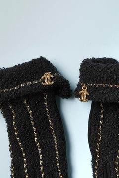 Black tweed gloves with gold metal chain and logo Chanel