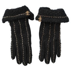 Black tweed gloves with gold metal chain and logo Chanel 