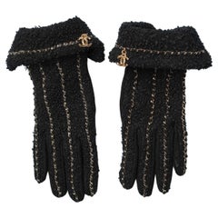 Schwarze Tweedhandschuhe mit goldener Metallkette und Logo Chanel