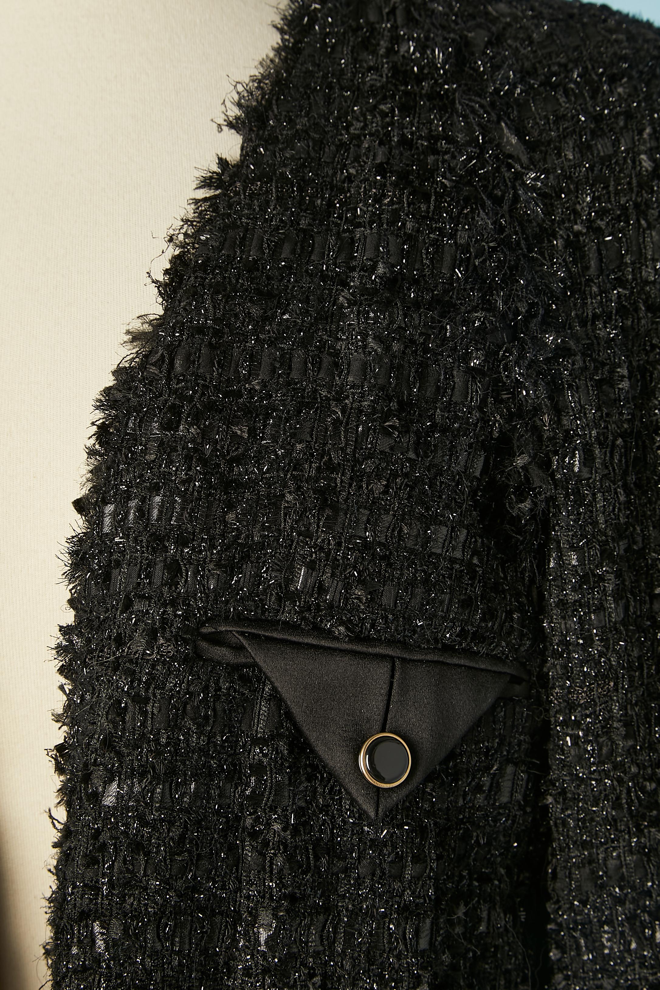 Lungo da sera in tweed nero con lurex da un bordo all'altro  giacca. Fodera in seta nera. Manica raglan. Bottoni di marca. 
Non c'è l'etichetta del tessuto o della taglia.
TAGLIA 38/40 (Fr) 