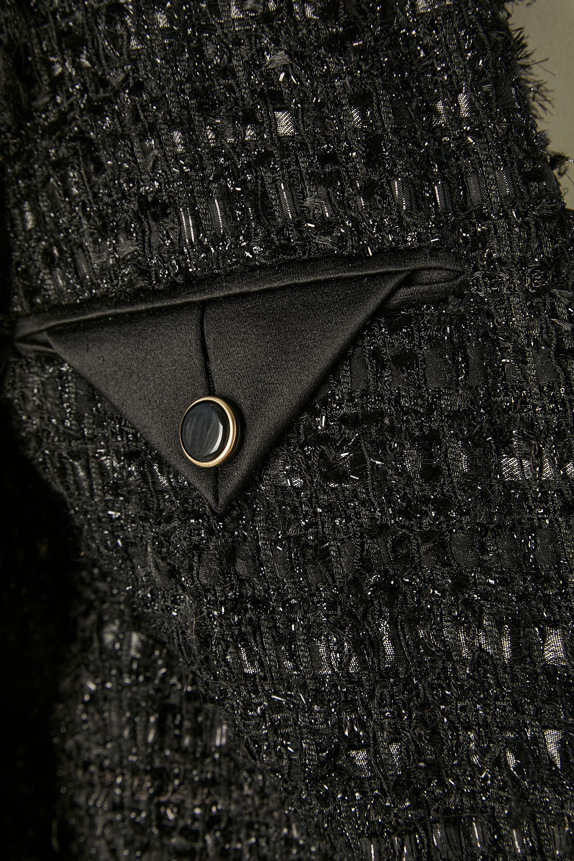 Lungo da sera in tweed nero con lurex da un bordo all'altro  giacca Chanel in vendita 2