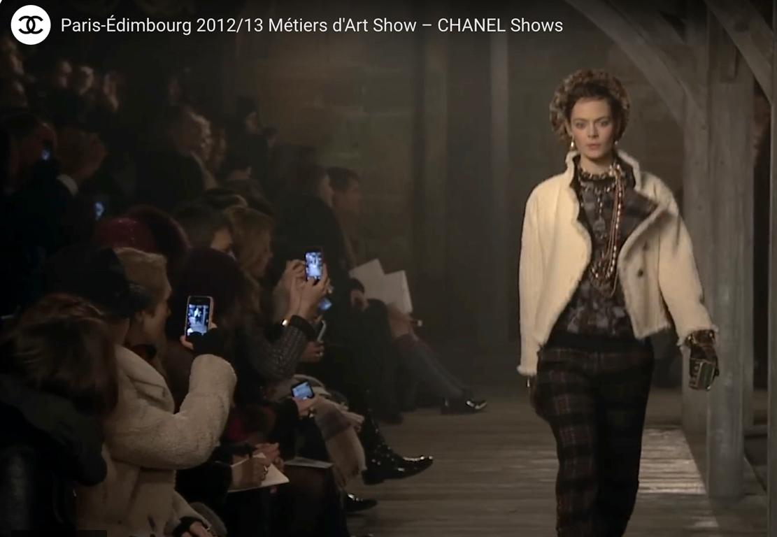 Veste croisée en laine tweed noire avec doublure à motif écossais Chanel 2012 en vente 5