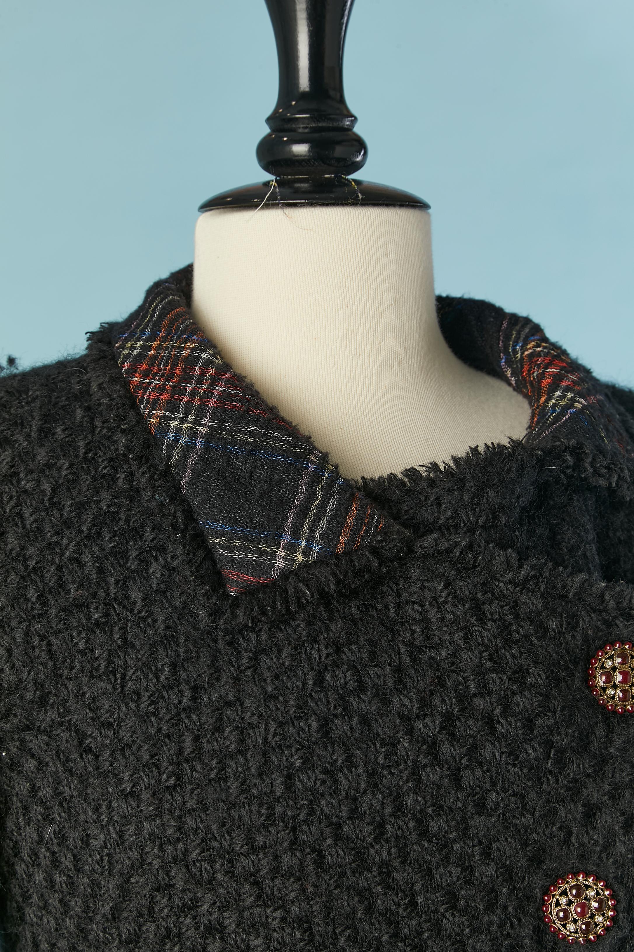 Veste croisée en laine tweed noire avec doublure en laine à motif écossais à l'intérieur du col. 

Composition du tissu principal : 86% laine, 14% coton. Doublure en soie. Manches raglan. Chaîne à l'intérieur. Bouton Jewelerry. 
Collectional Les