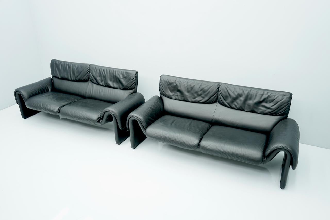 Schwarzes Ledersofa von De Sede Schweiz Modell 2011. Stahlkonstruktion mit schwarzem Lederbezug.
Zwei Sofas sind vorhanden.
Sehr guter Zustand
