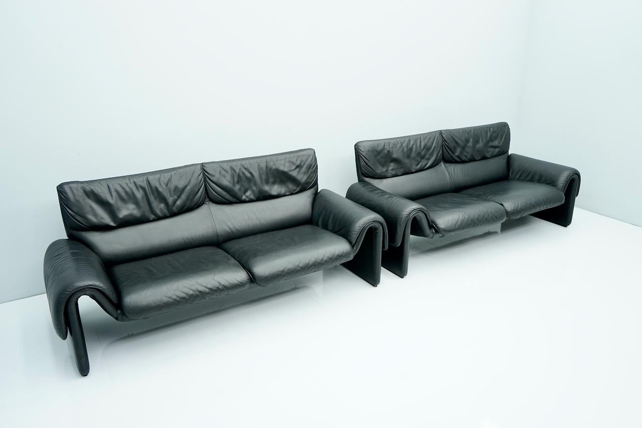 Zweisitzer-Sofa aus schwarzem Leder von De Sede Schweiz  (Moderne der Mitte des Jahrhunderts) im Angebot