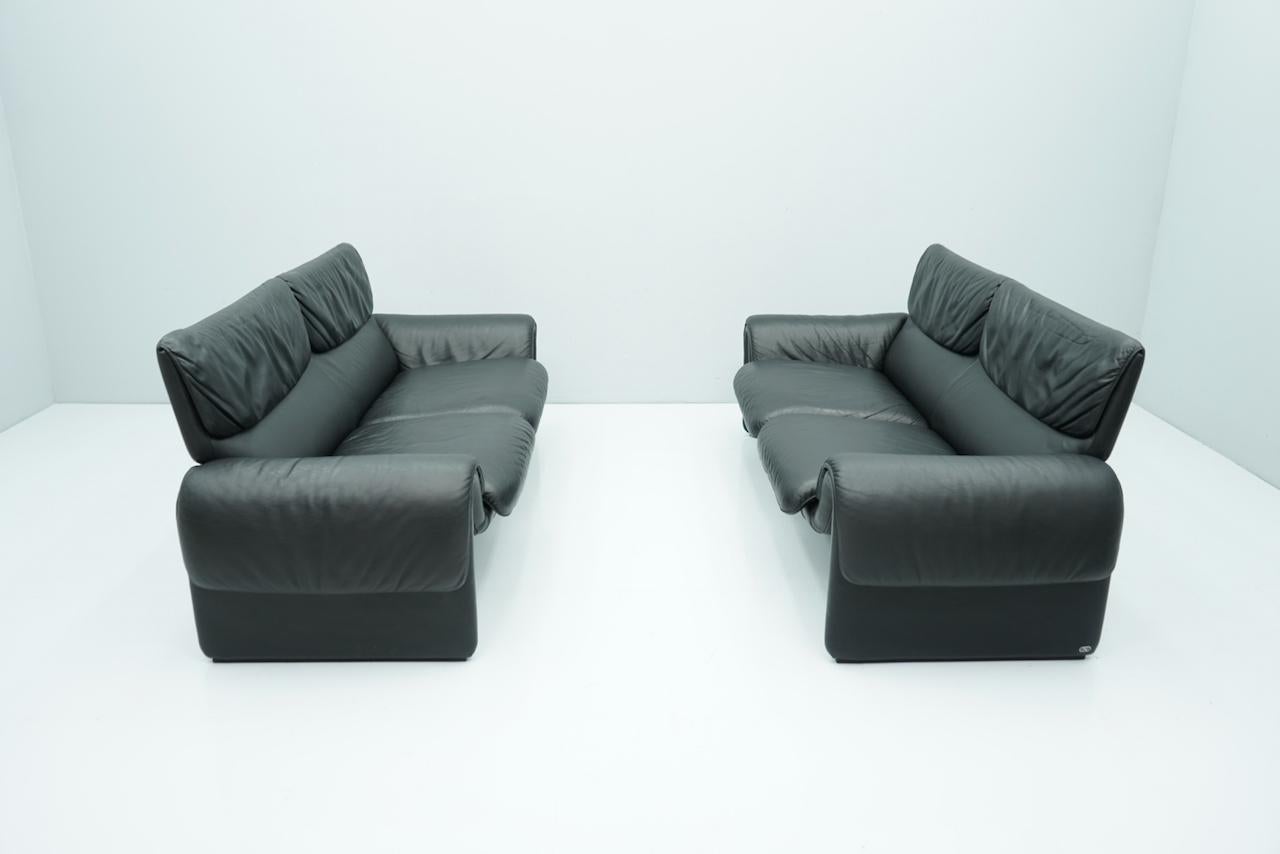 Black Two Seat Leather Sofa by De Sede Switzerland  In Good Condition For Sale In Frankfurt / Dreieich, DE