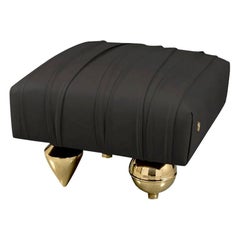 Pouf imbottito in pelle nera con gambe in ottone con finitura oro, Made in Italy