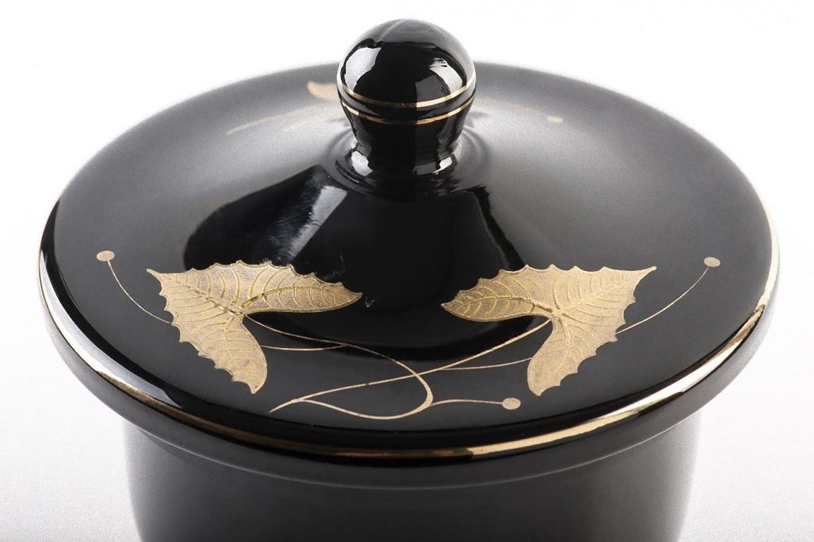 Cette urne noire est un vase à coupelle noir brillant avec couvercle et motif floral, réalisé en Allemagne entre les années 1940-1950.

En excellent état.