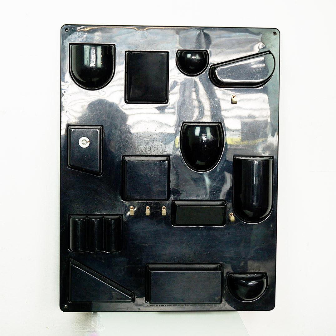 Diseñada en 1969, la estantería organizadora de pared Utensilo de Dorothee Maurer Becker fue producida por M Design de Múnich, Alemania Occidental, Ingo Maurer, la empresa de su marido.  en la década de 1970 y se ha convertido en un icono del diseño