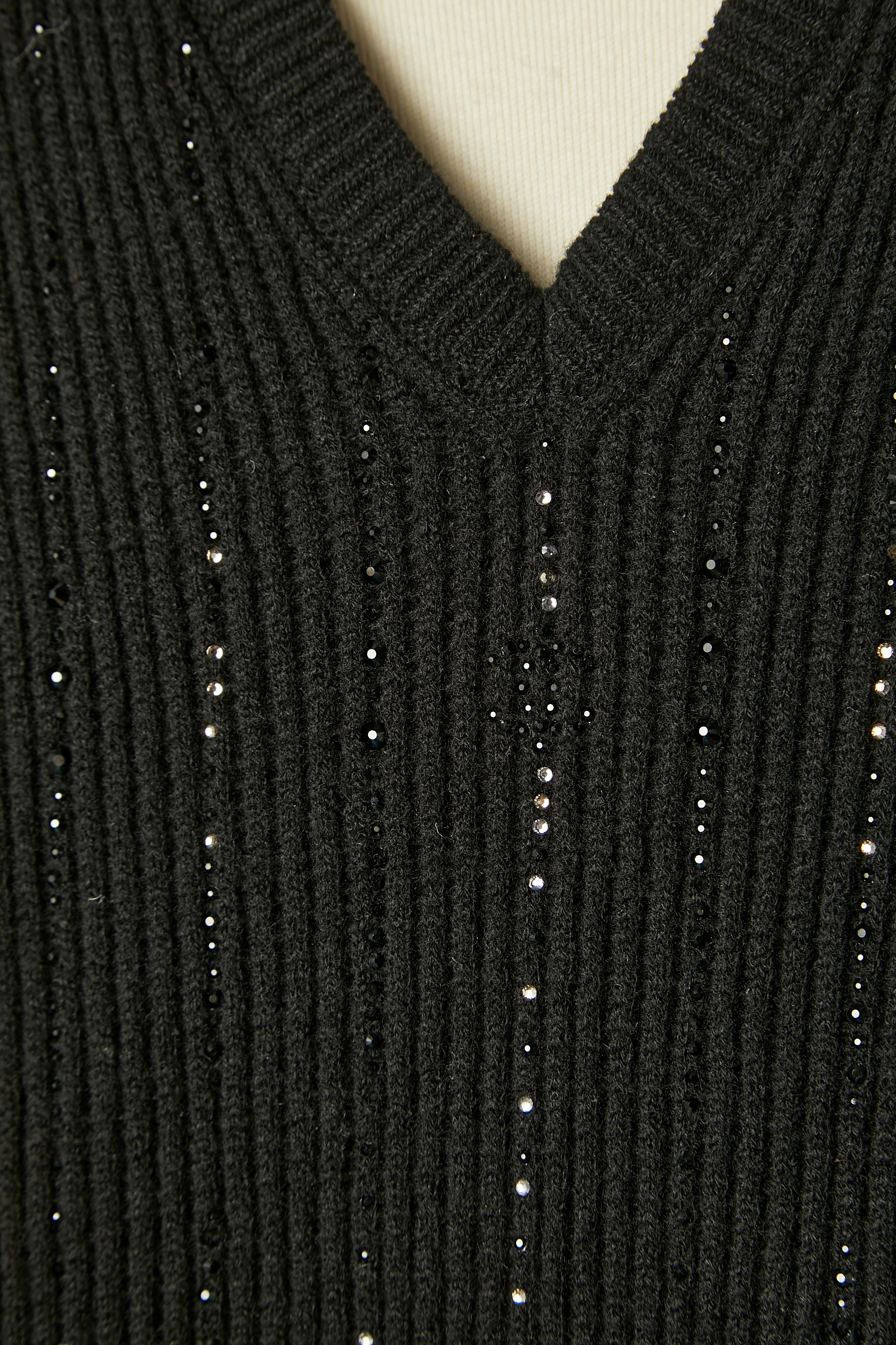 Jersey negro de cachemira con cuello en V y pedrería CHANEL Negro en venta