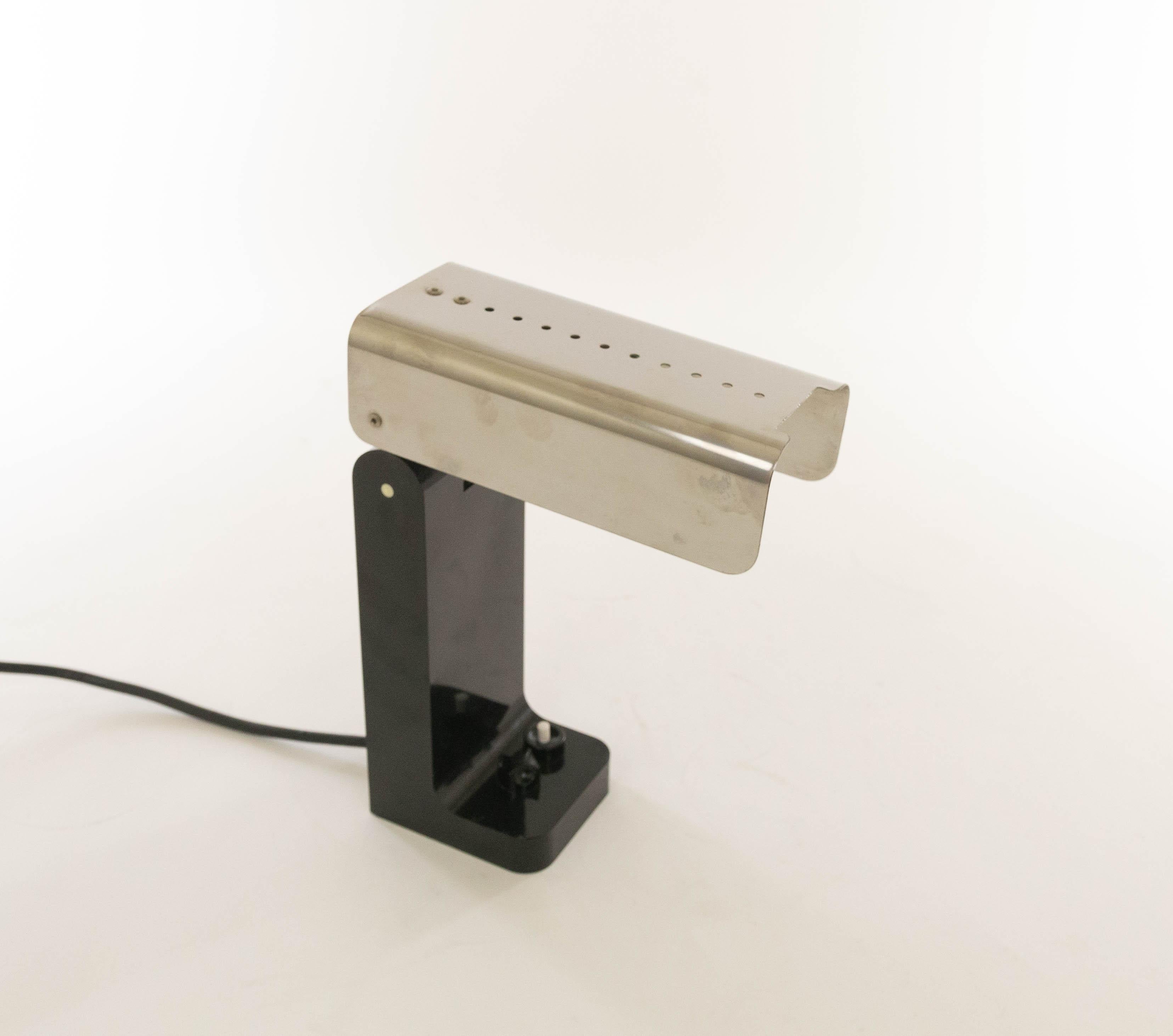 Lampe de table Black Vademecum (modèle 4034), conçue par Joe Colombo en 1968 et fabriquée par Kartell.

La lampe Vademecum est composée d'une base en plastique et d'un bras / abat-jour en acier inoxydable. Cette partie est réglable et peut même être
