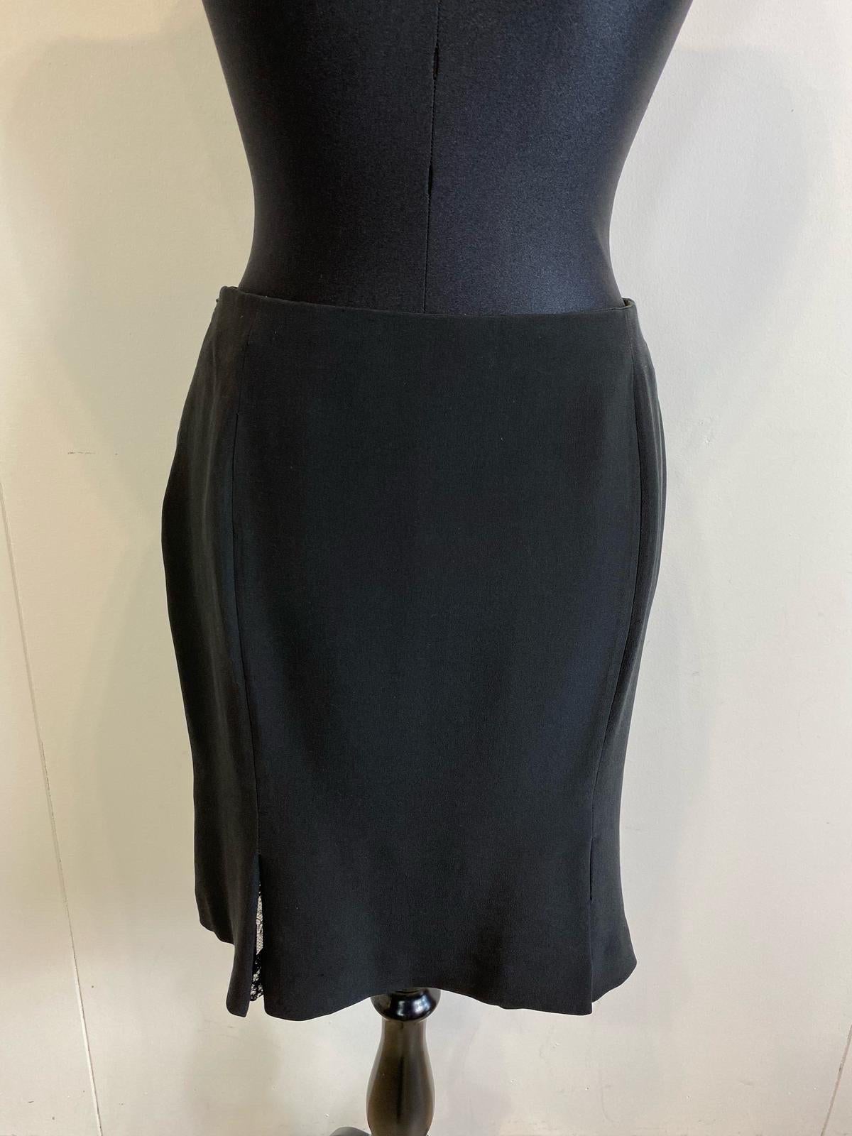 Black Valentino miniskirt.
With lace inserts in the slits.
Invisible zip on the side.
In perfect condition
Waist 35 cm
Hip 47 cm
Total length 48 cm
It lacks a size and composition label but should be made of wool.