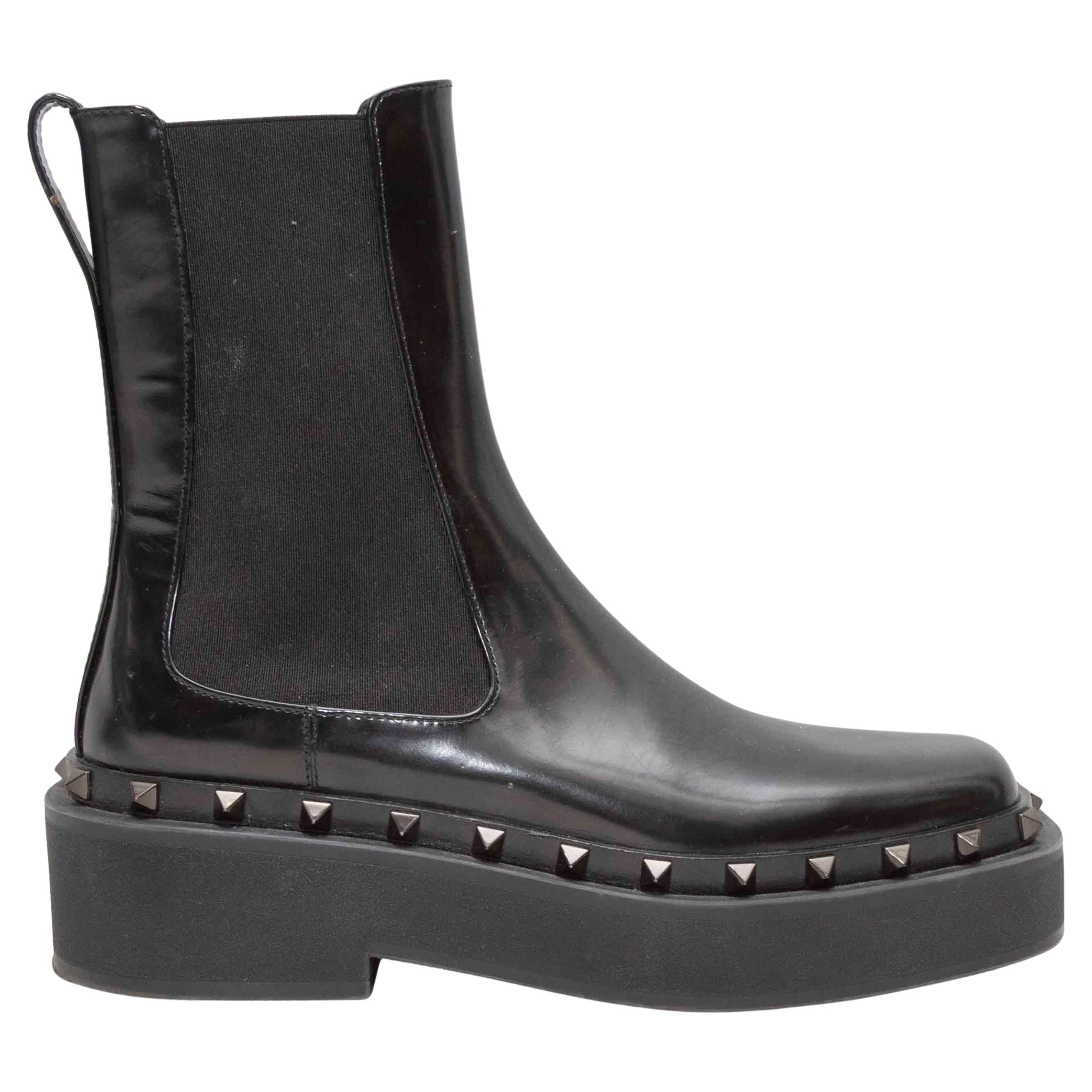 Black Valentino Rockstud-Trimmed Ankle Boots Size 37 im Angebot