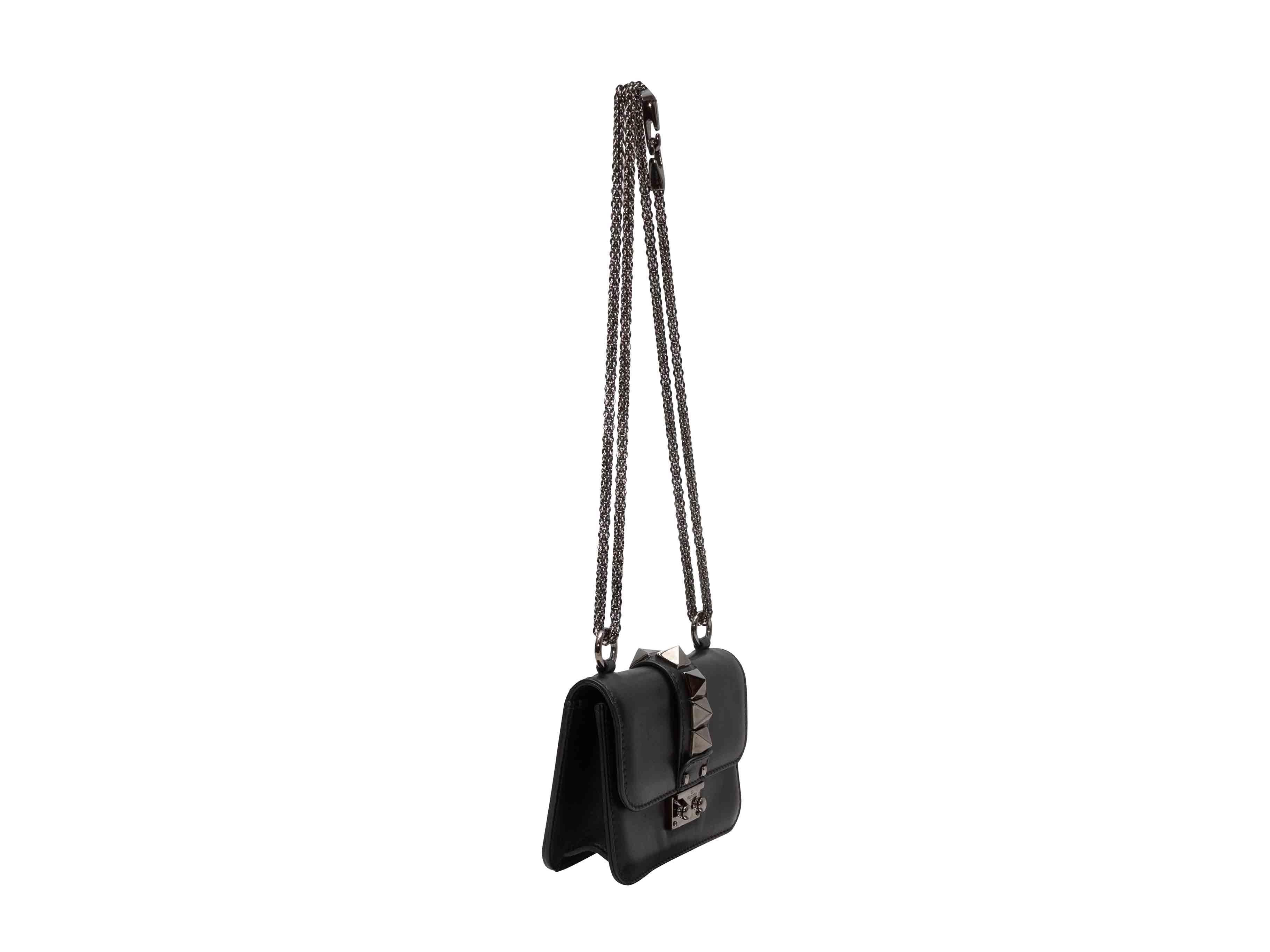 Schwarze Valentino Small Rockstud Umhängetasche. Diese Umhängetasche hat einen Korpus aus Leder, Rotguss-Hardware, Rockstud-Besatz, Schulterriemen aus Kettengliedern und einen Push-Lock-Klappenverschluss vorne. Maße: L x H x T: 6,75 Zoll,