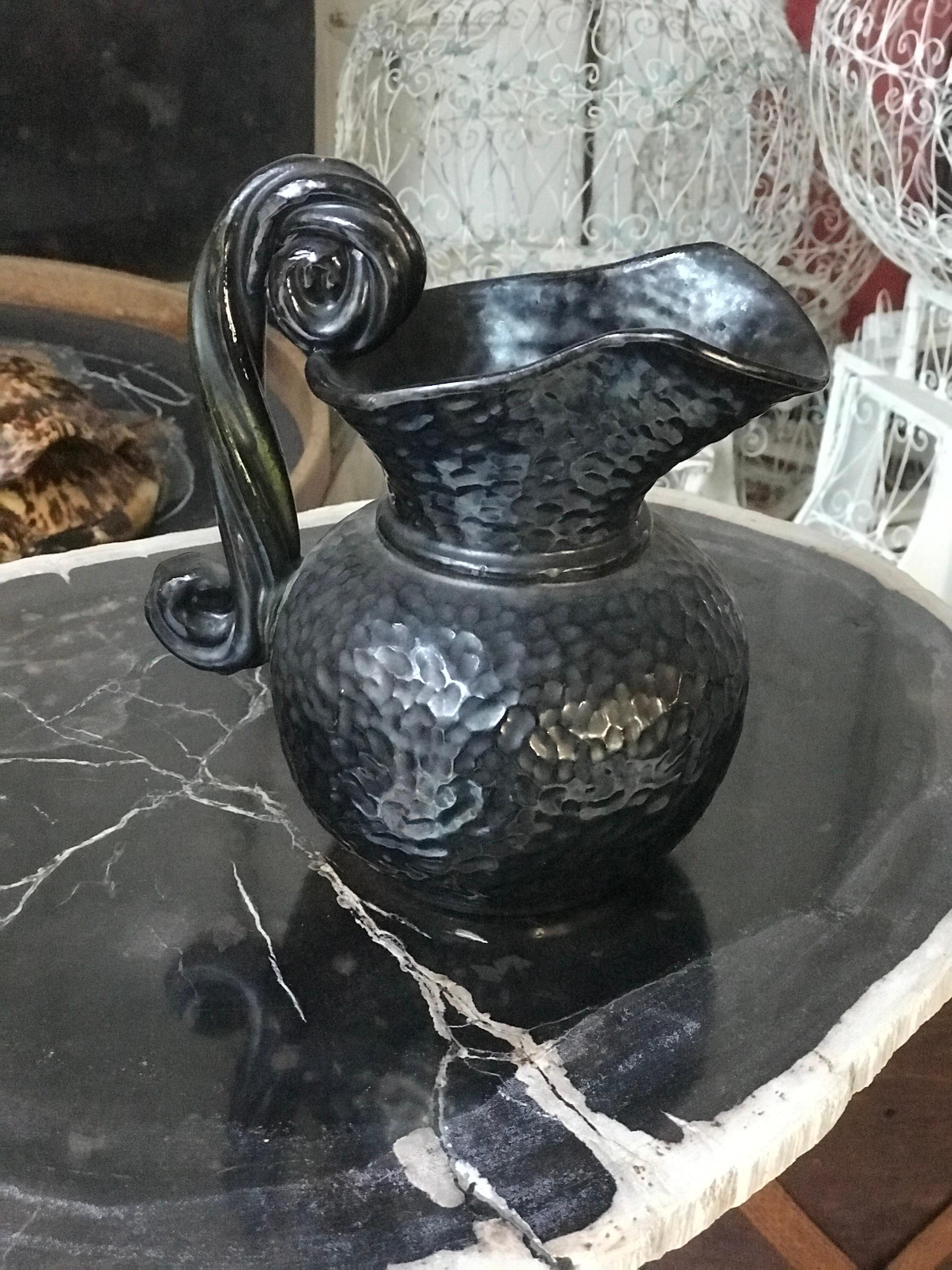 Valorizza il tuo spazio con il nostro vaso nero: è un pezzo di artigianato di grande effetto.