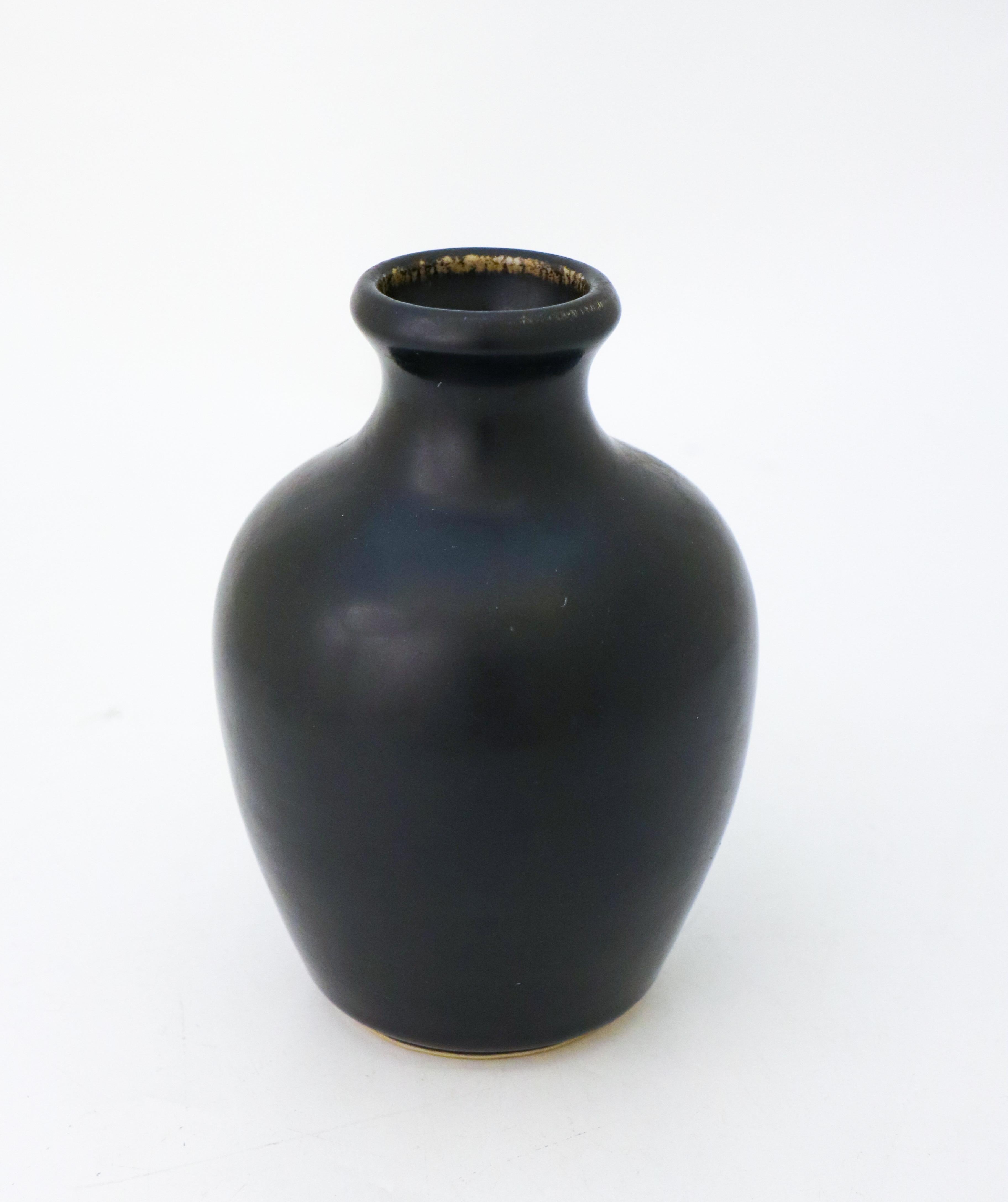 Ce vase noir, conçu par Carl-Harry Stålhane à Rörstrand Atelier, mesure 16 cm de haut. Il est marqué comme étant de première qualité et est en excellent état, à l'exception de quelques rayures mineures. 

Carl-Harry Stålhane est l'un des grands noms