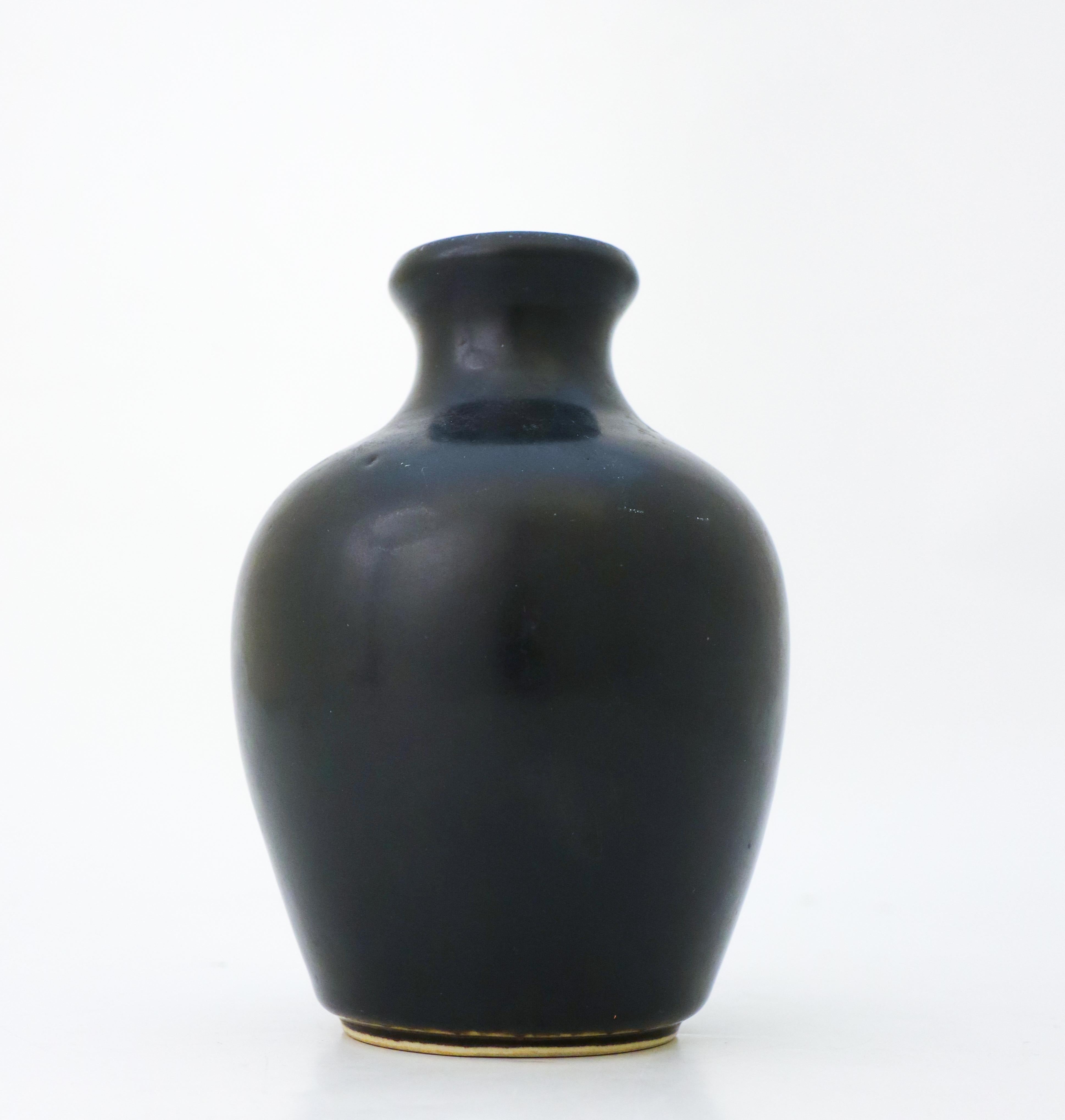 Scandinavian Modern Black Vase - Carl-Harry Stålhane - Rörstrand Atelier - Mid 20th Century Modern For Sale