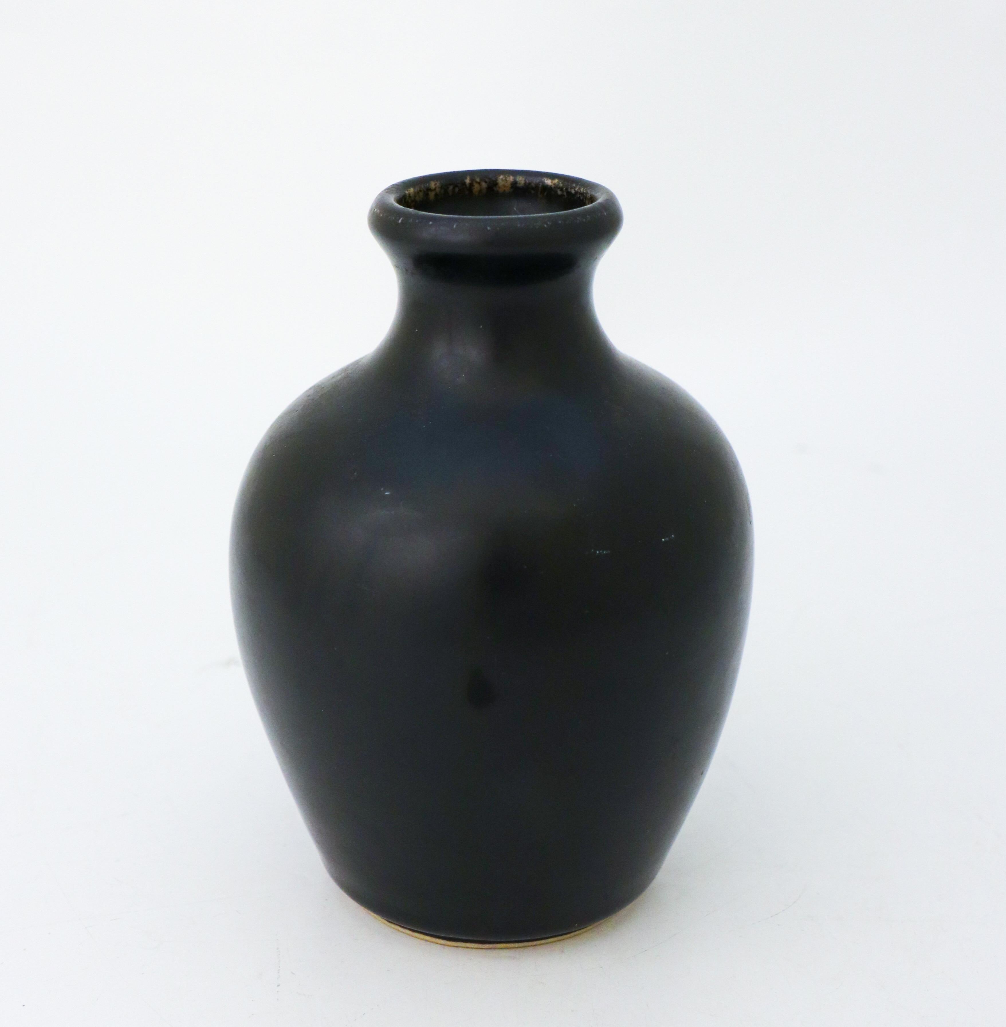 Schwarze Vase - Carl-Harry Stålhane - Rörstrand Atelier - Mitte des 20. Jahrhunderts Modern (Schwedisch) im Angebot