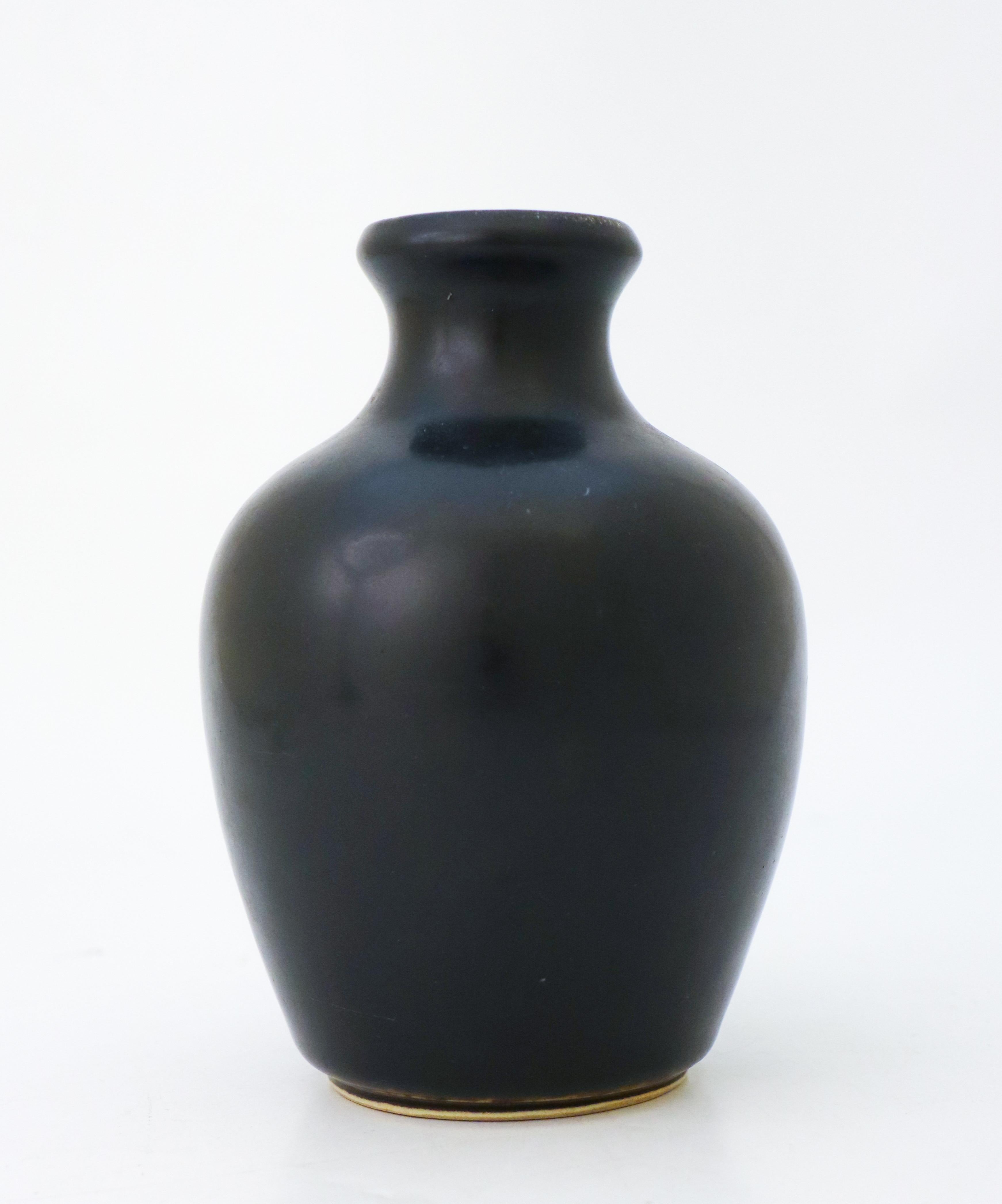 Schwarze Vase - Carl-Harry Stålhane - Rörstrand Atelier - Mitte des 20. Jahrhunderts Modern (Glasiert) im Angebot