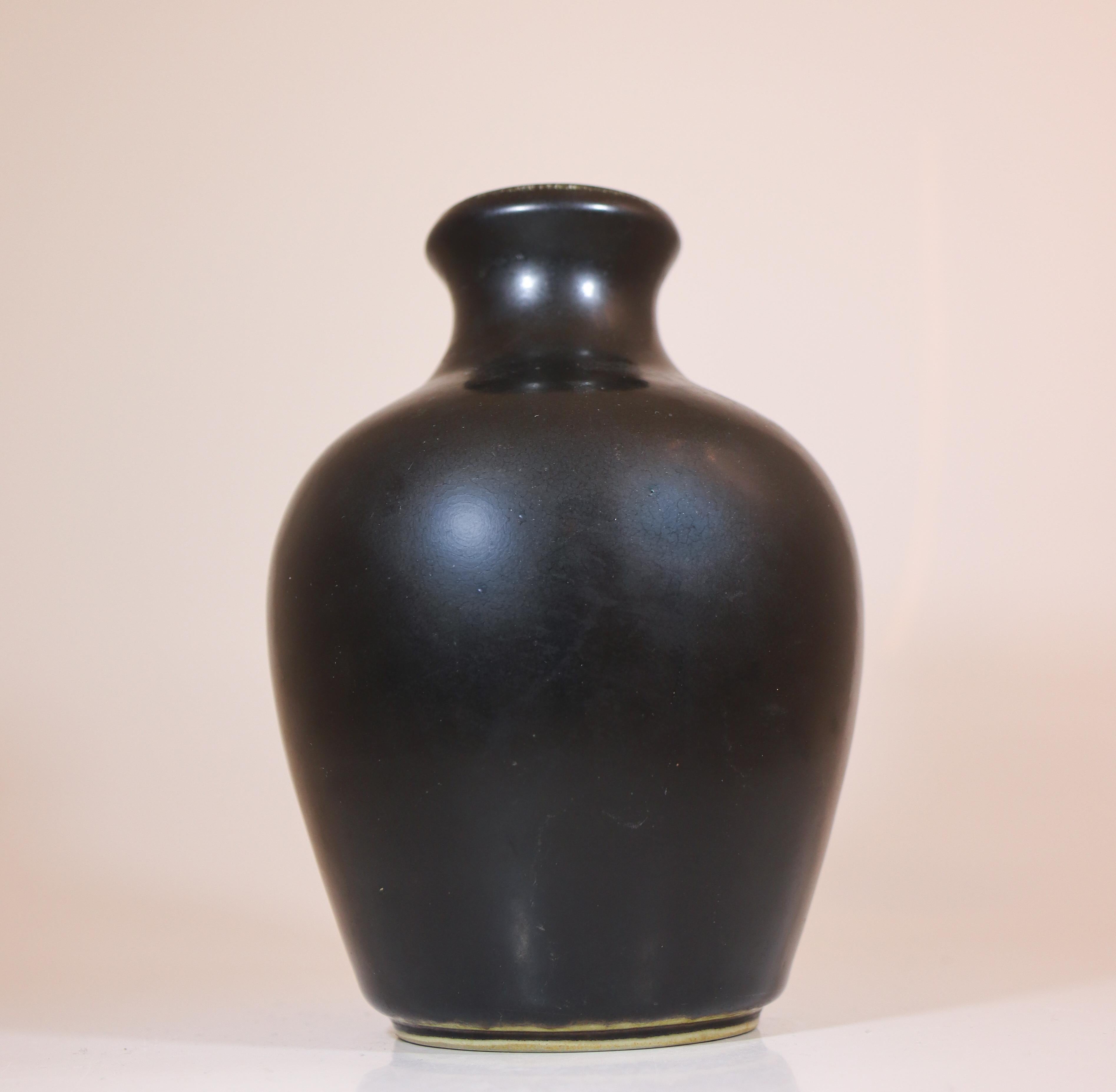 Vaso nero - Carl-Harry Stålhane - Atelier Rörstrand - Metà del XX secolo moderno In condizioni ottime in vendita a Stockholm, SE