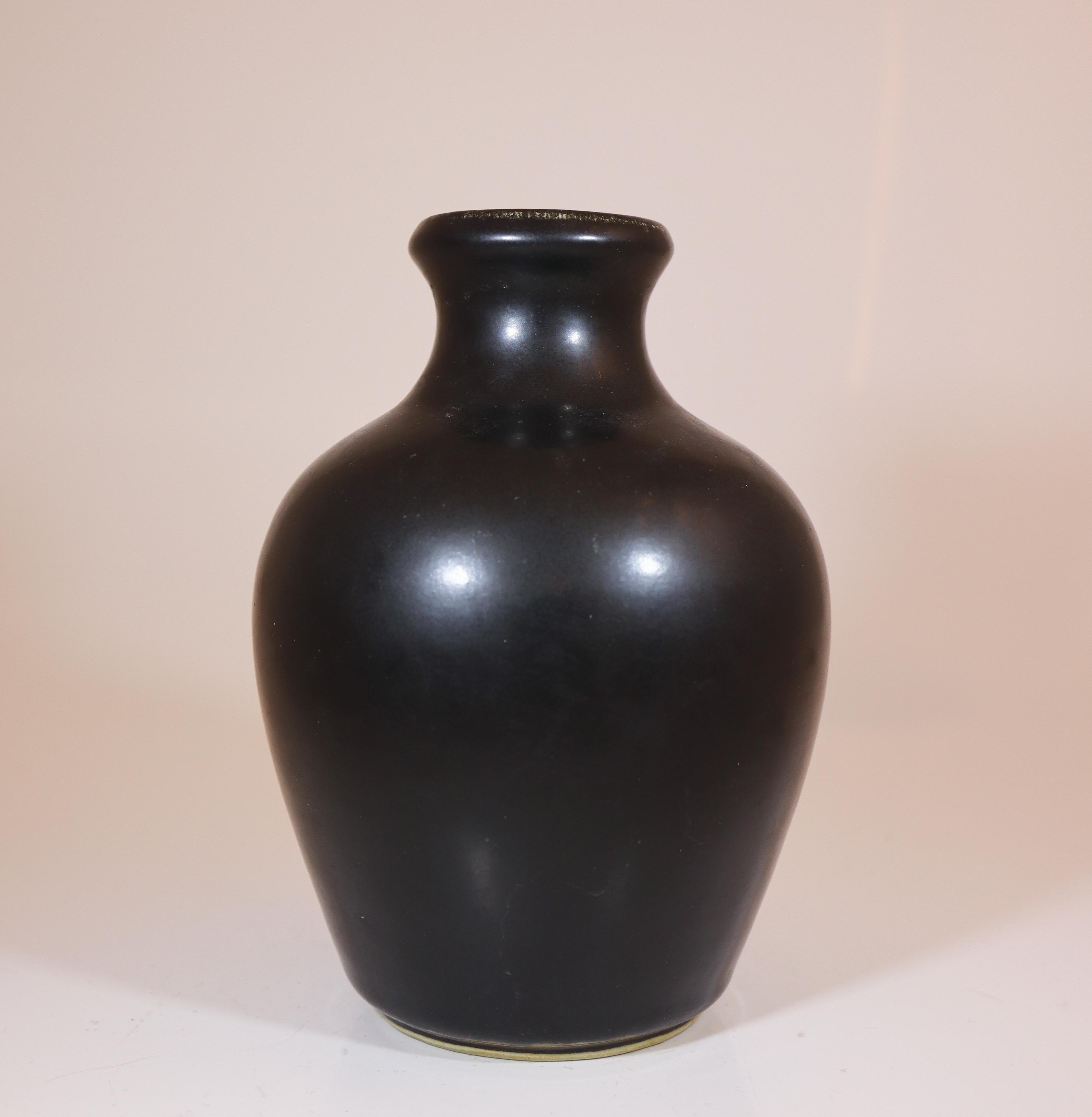 Porcellana Vaso nero - Carl-Harry Stålhane - Atelier Rörstrand - Metà del XX secolo moderno in vendita