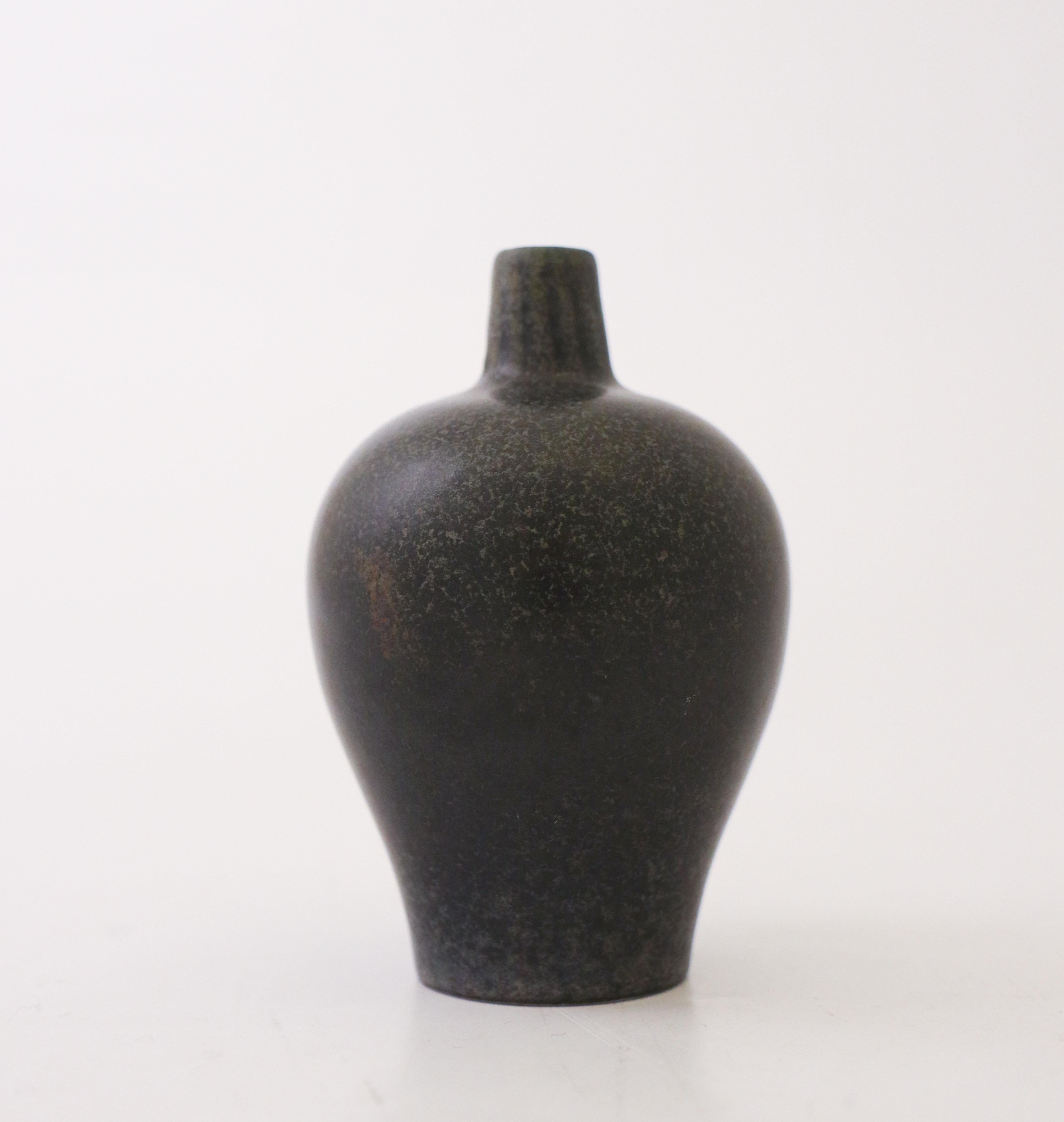 Un vase avec une belle glaçure noire, conçu par Gunnar Nylund à Rörstrand. Le vase mesure 9 cm de haut et 6 cm de diamètre. Il est en parfait état et marqué comme étant de première qualité. 

Gunnar Nylund est né à Paris en 1904 de parents