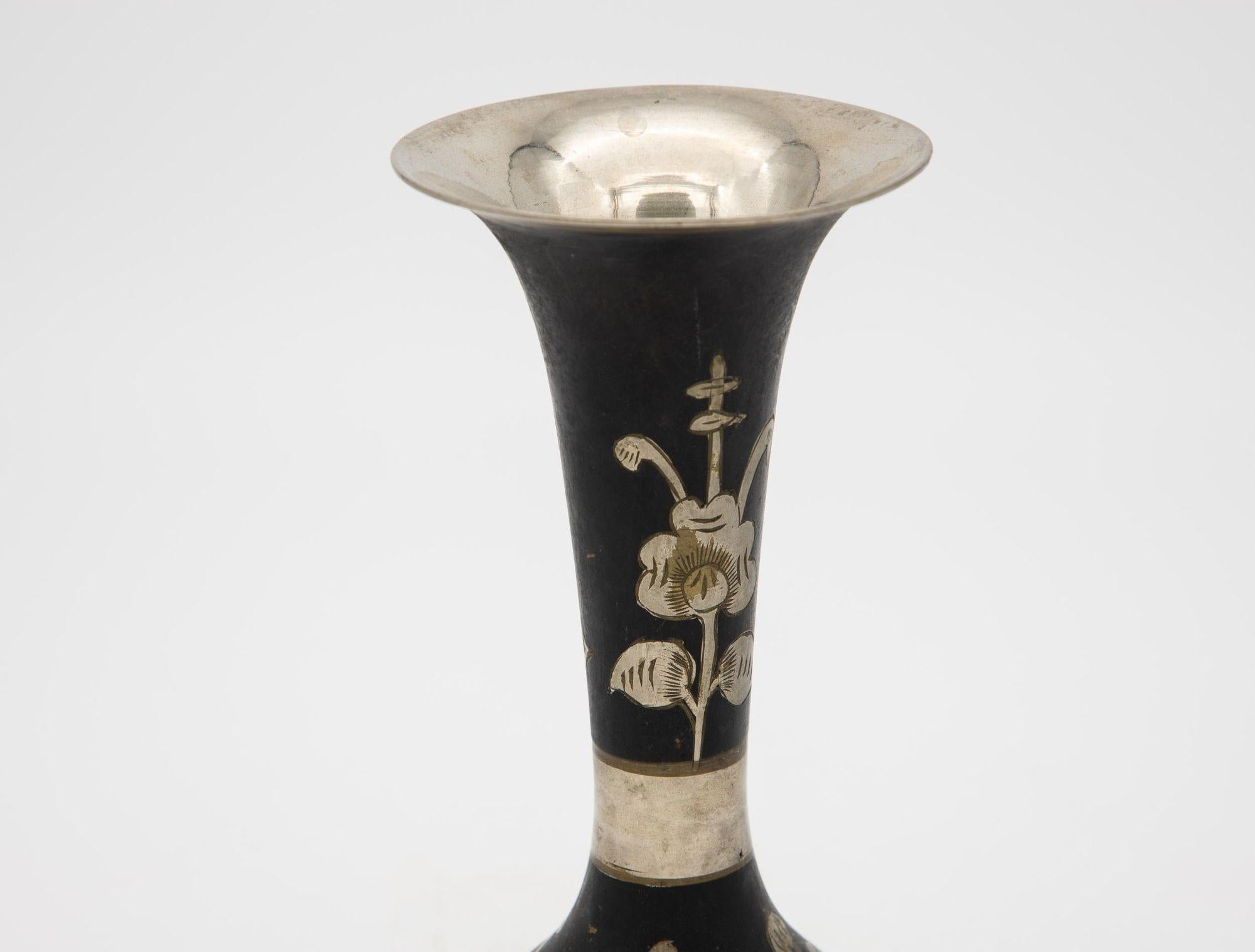 Vaso nero con incisione floreale In condizioni buone in vendita a South Salem, NY