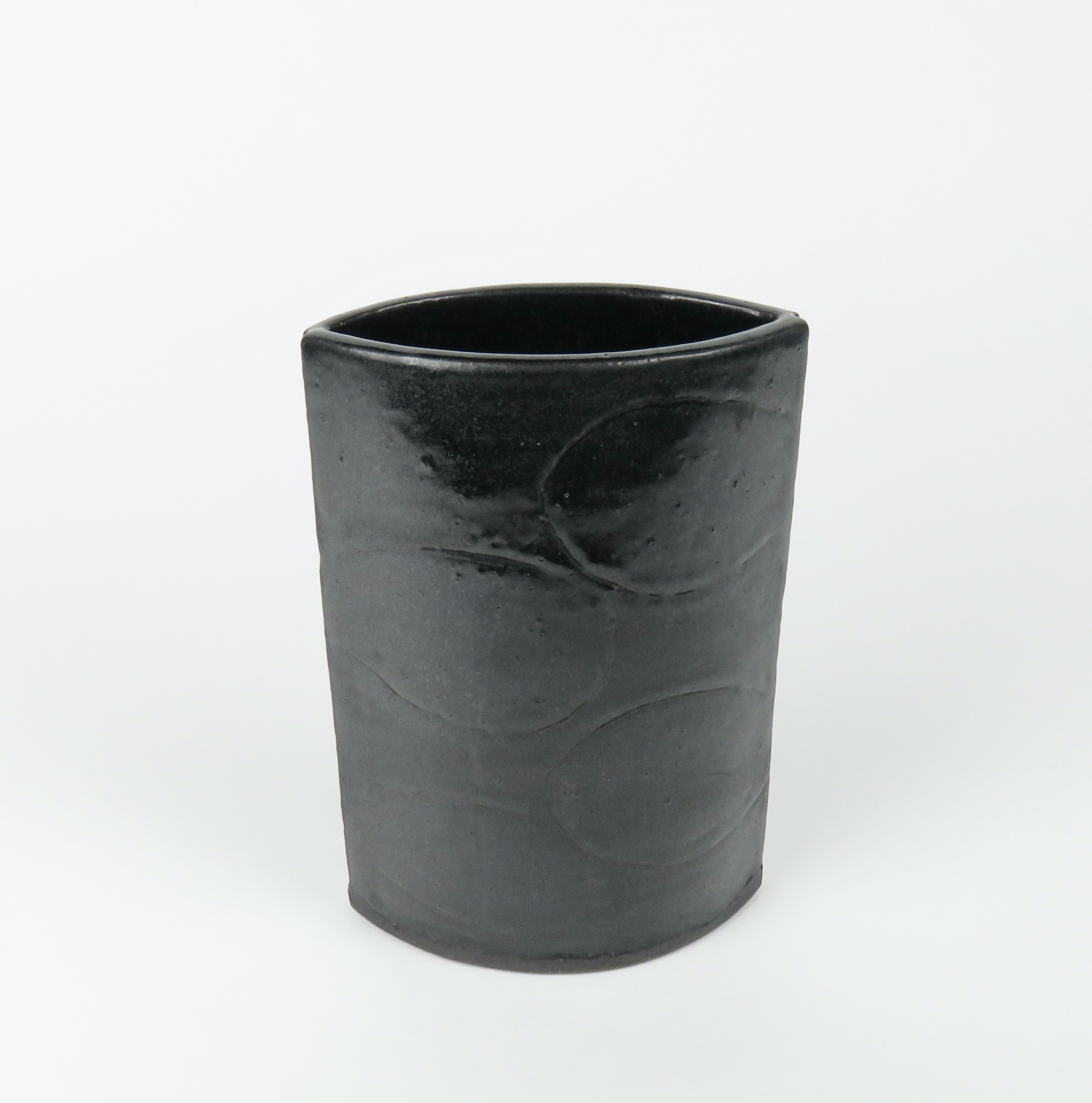 Américain Vase noir au design sculpté à la main, en céramique et grès fabriqué à la main en vente