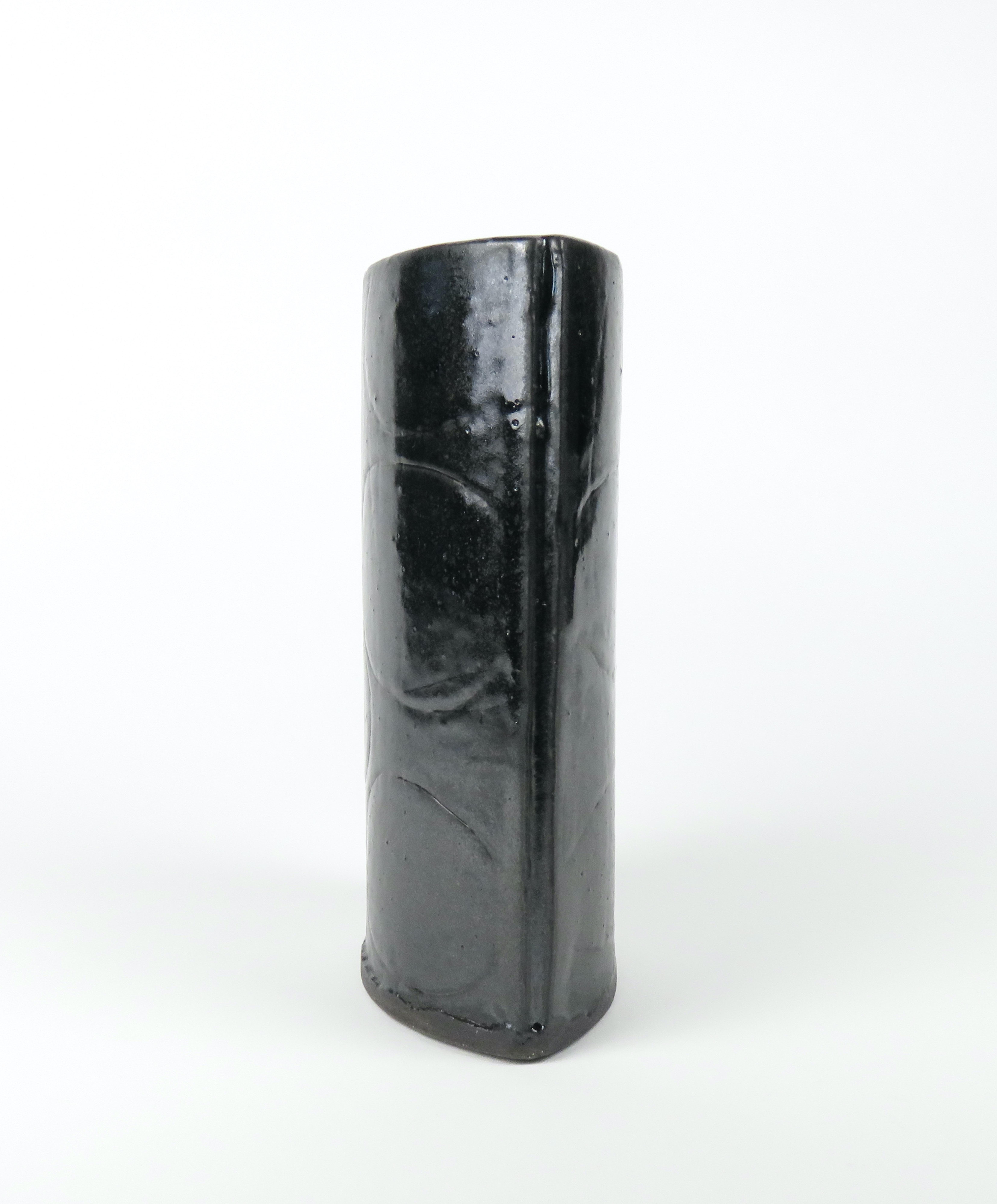 Vase noir au design sculpté à la main, en céramique et grès fabriqué à la main Neuf - En vente à New York, NY