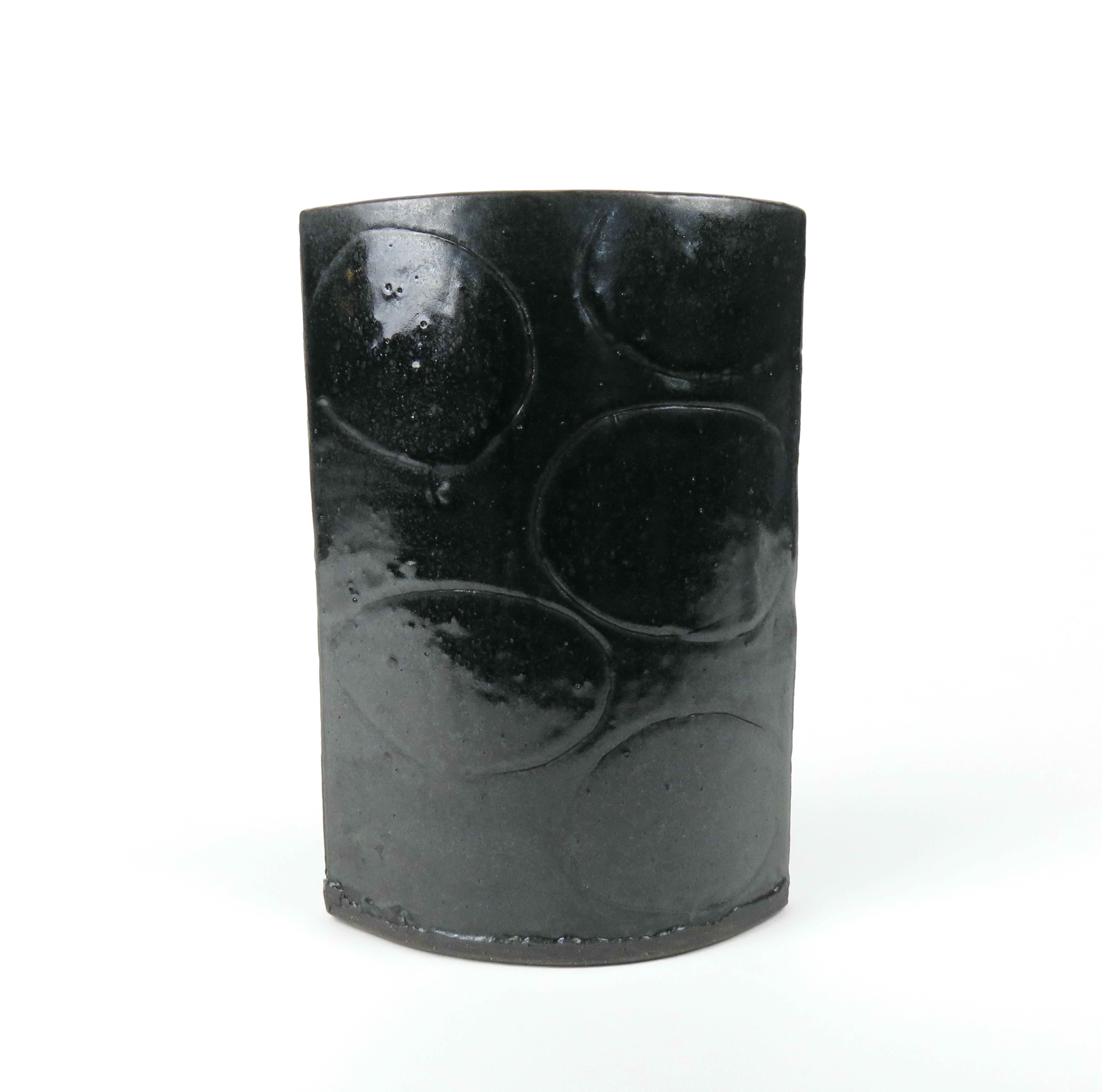 XXIe siècle et contemporain Vase noir au design sculpté à la main, en céramique et grès fabriqué à la main en vente