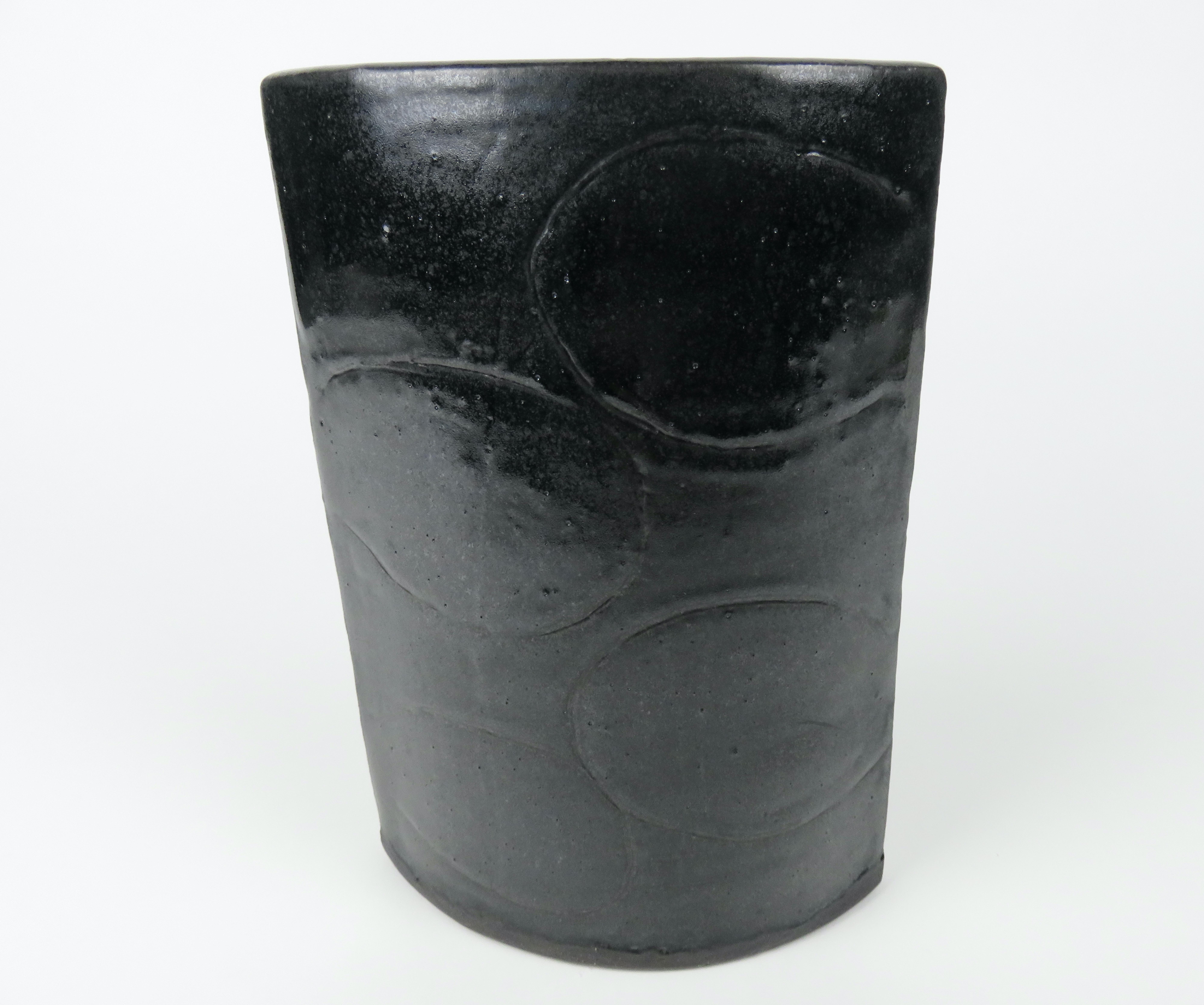 Vase noir au design sculpté à la main, en céramique et grès fabriqué à la main en vente 2