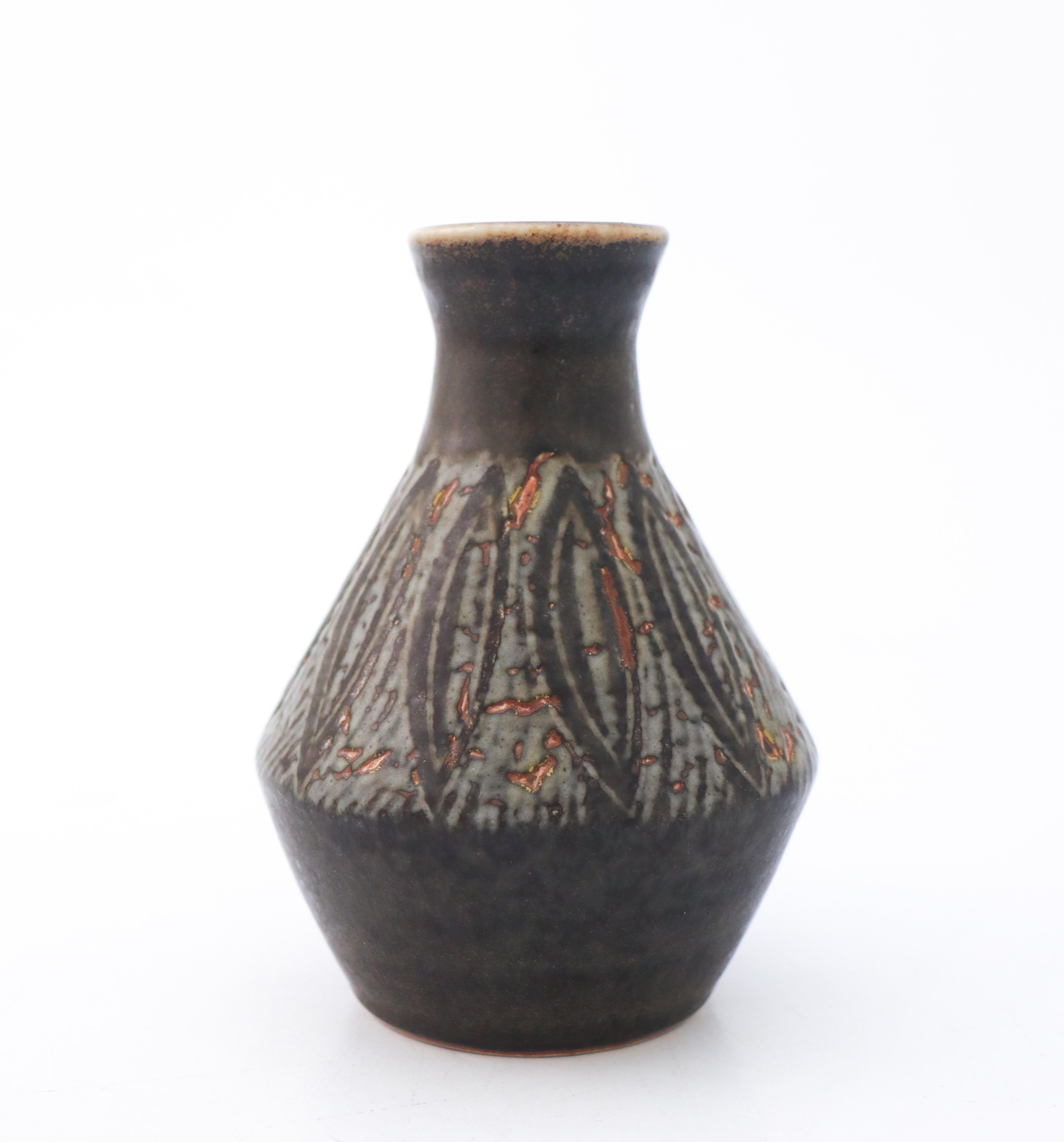 Scandinave moderne Vase noir à la glaçure délicate Carl-Harry Stålhane Rörstrand, Midcentury Vintage en vente