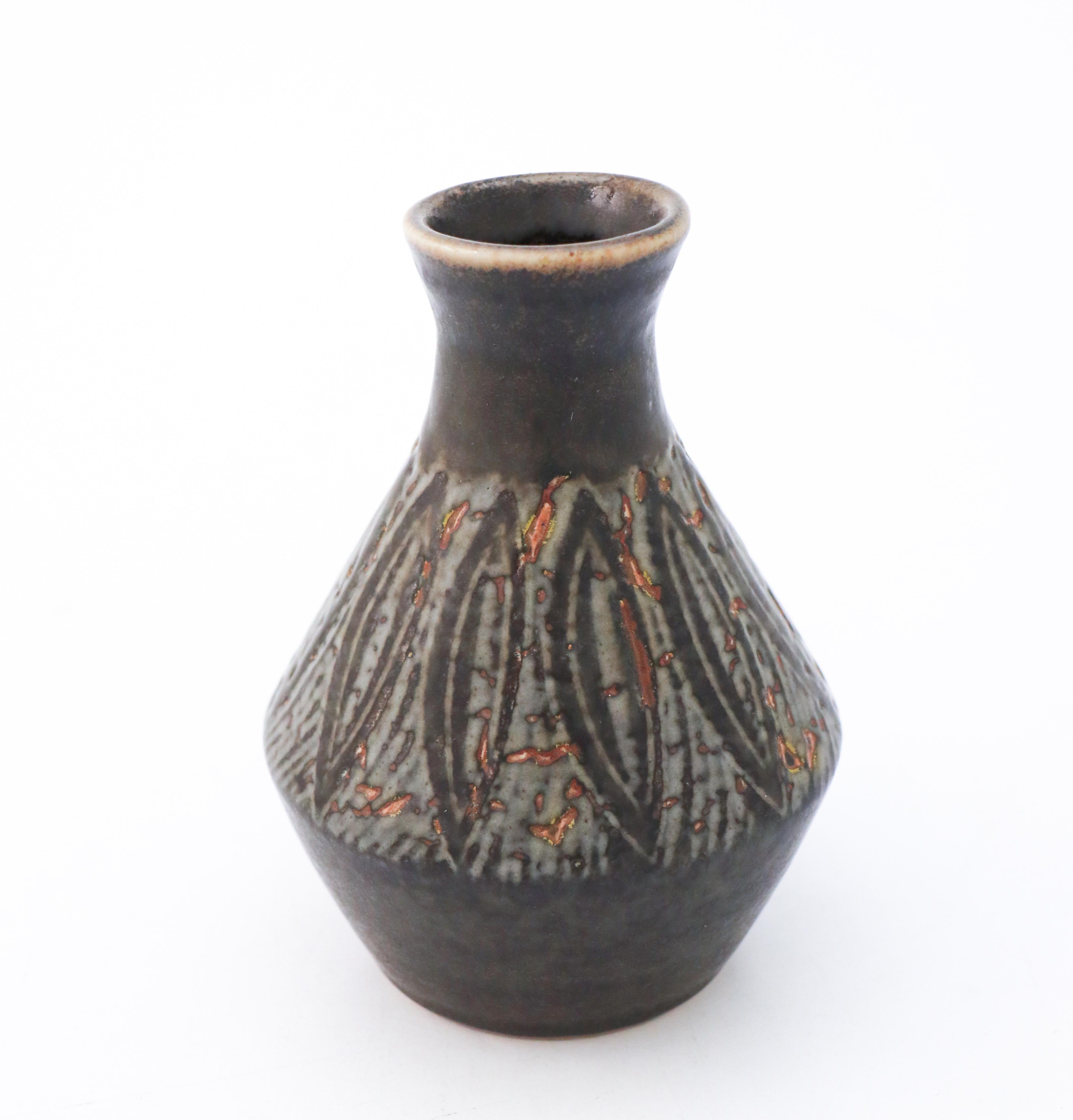 Suédois Vase noir à la glaçure délicate Carl-Harry Stålhane Rörstrand, Midcentury Vintage en vente