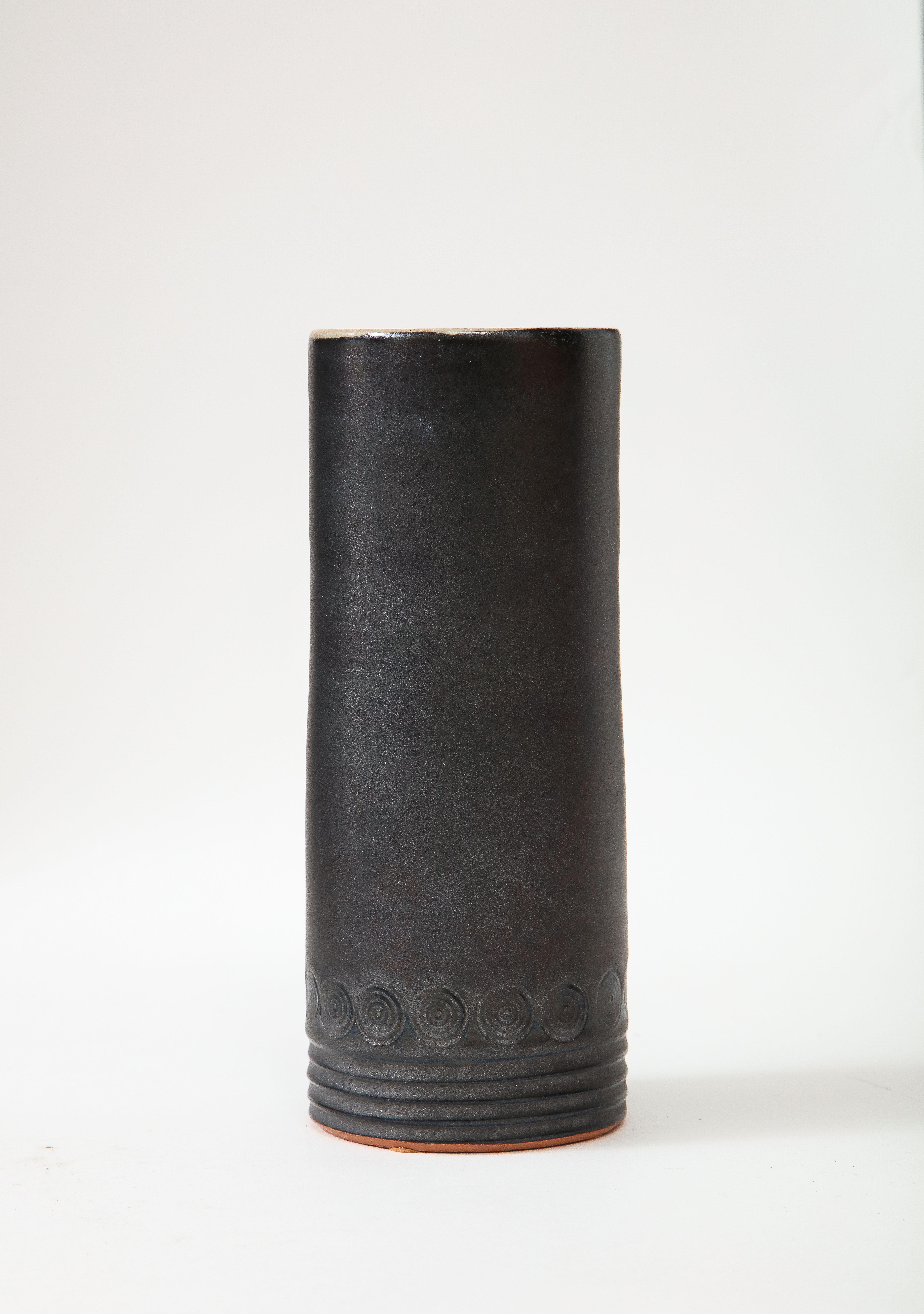 Francese Vaso nero con interno bianco, decorazione a cerchi e linee incise, Francia, 195 ca. in vendita