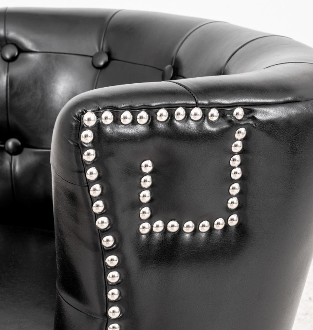 Gepolsterter Sessel aus schwarzem Veganleder (21. Jahrhundert und zeitgenössisch) im Angebot