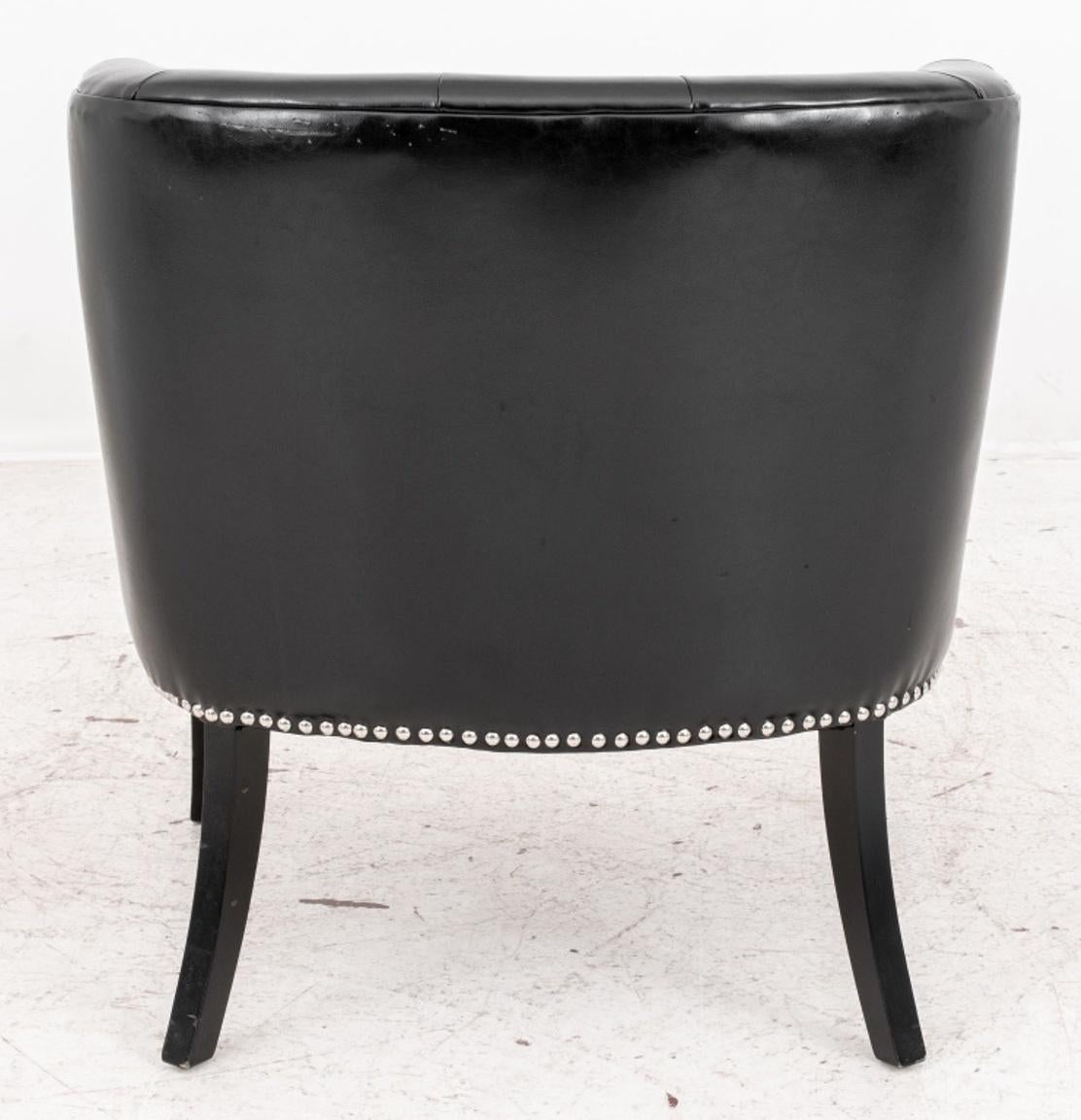 Gepolsterter Sessel aus schwarzem Veganleder (Metall) im Angebot