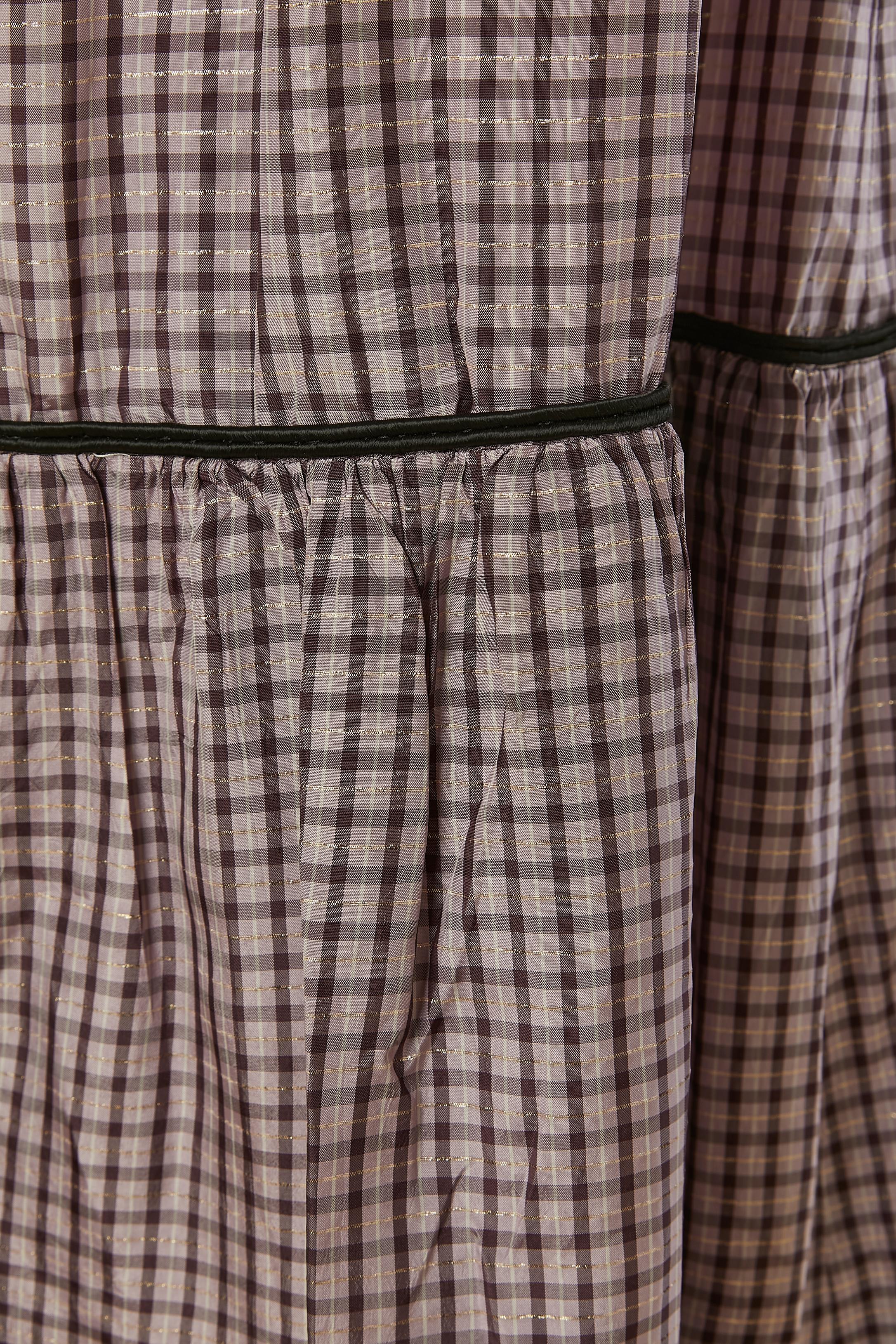 Robe de soirée en velours noir et en acétate à carreaux. Composition en velours : 100% rayonne. Composition du 2ème tissu : 98% acétate, 2% lurex. 
Fermeture à glissière sur la gauche. 
TAILLE 38 (Fr) M 