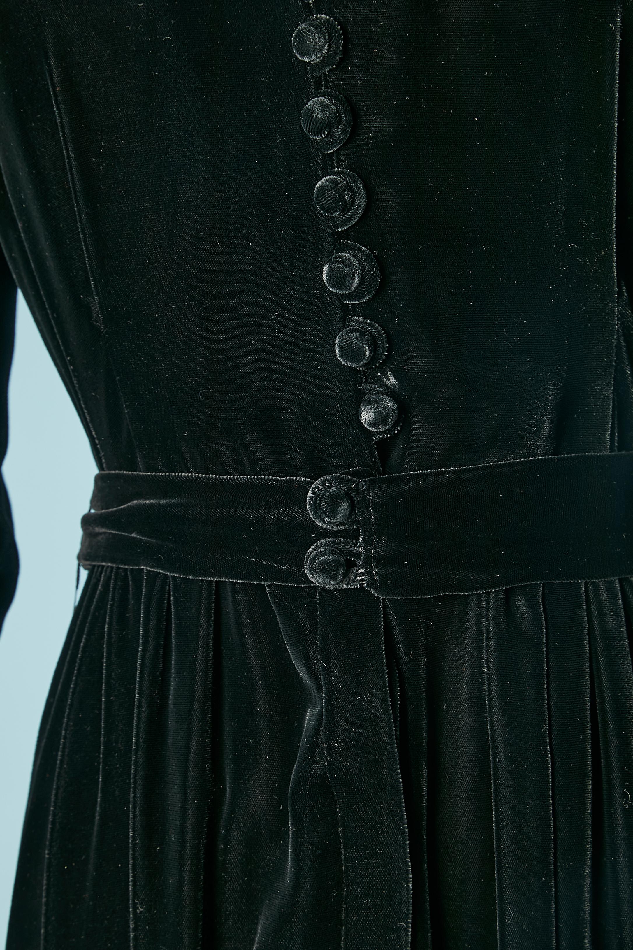 Noir Robe du soir en velours noir et crêpe rouge, ornée de paillettes Circa 1930 en vente