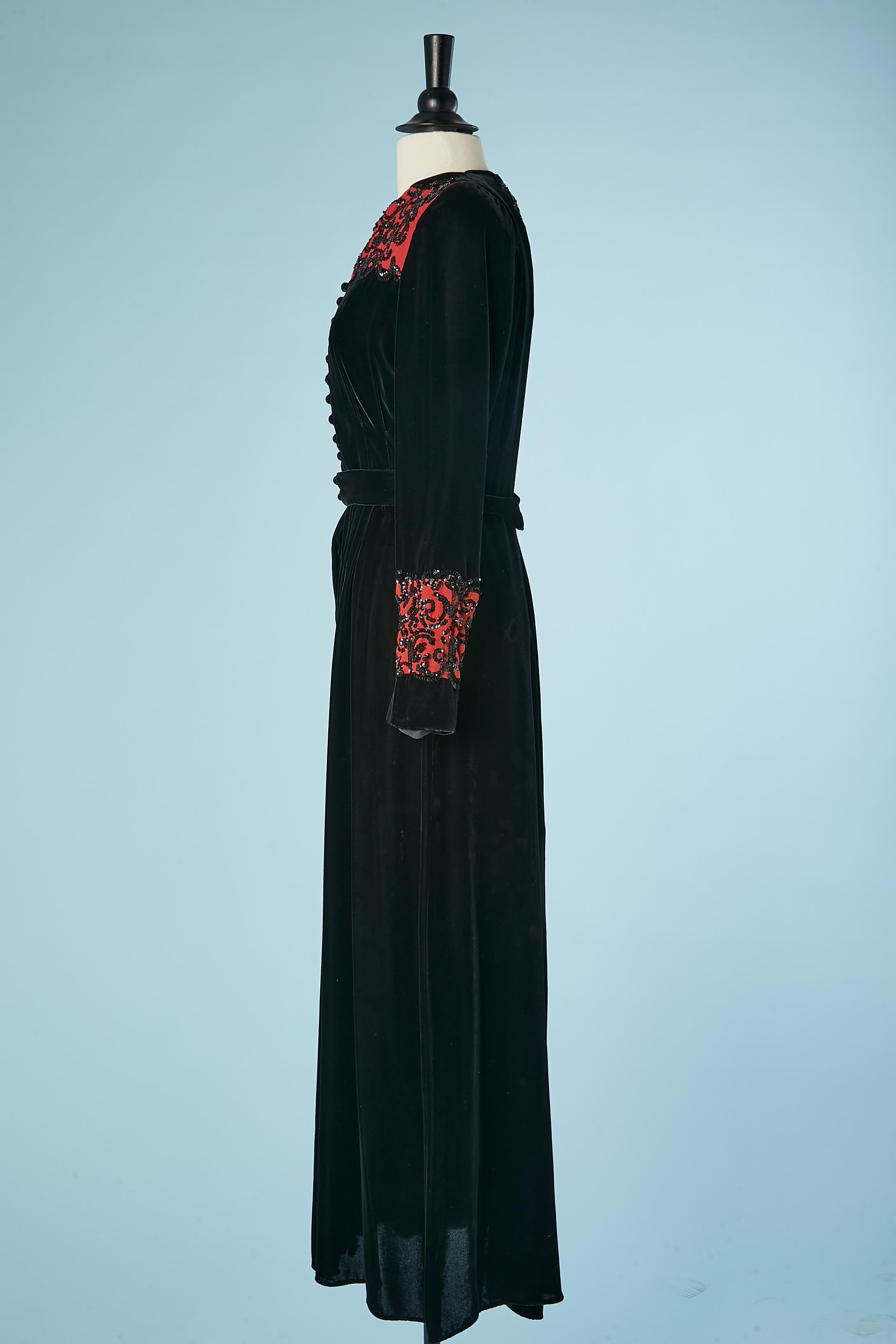 Robe du soir en velours noir et crêpe rouge, ornée de paillettes Circa 1930 Excellent état - En vente à Saint-Ouen-Sur-Seine, FR