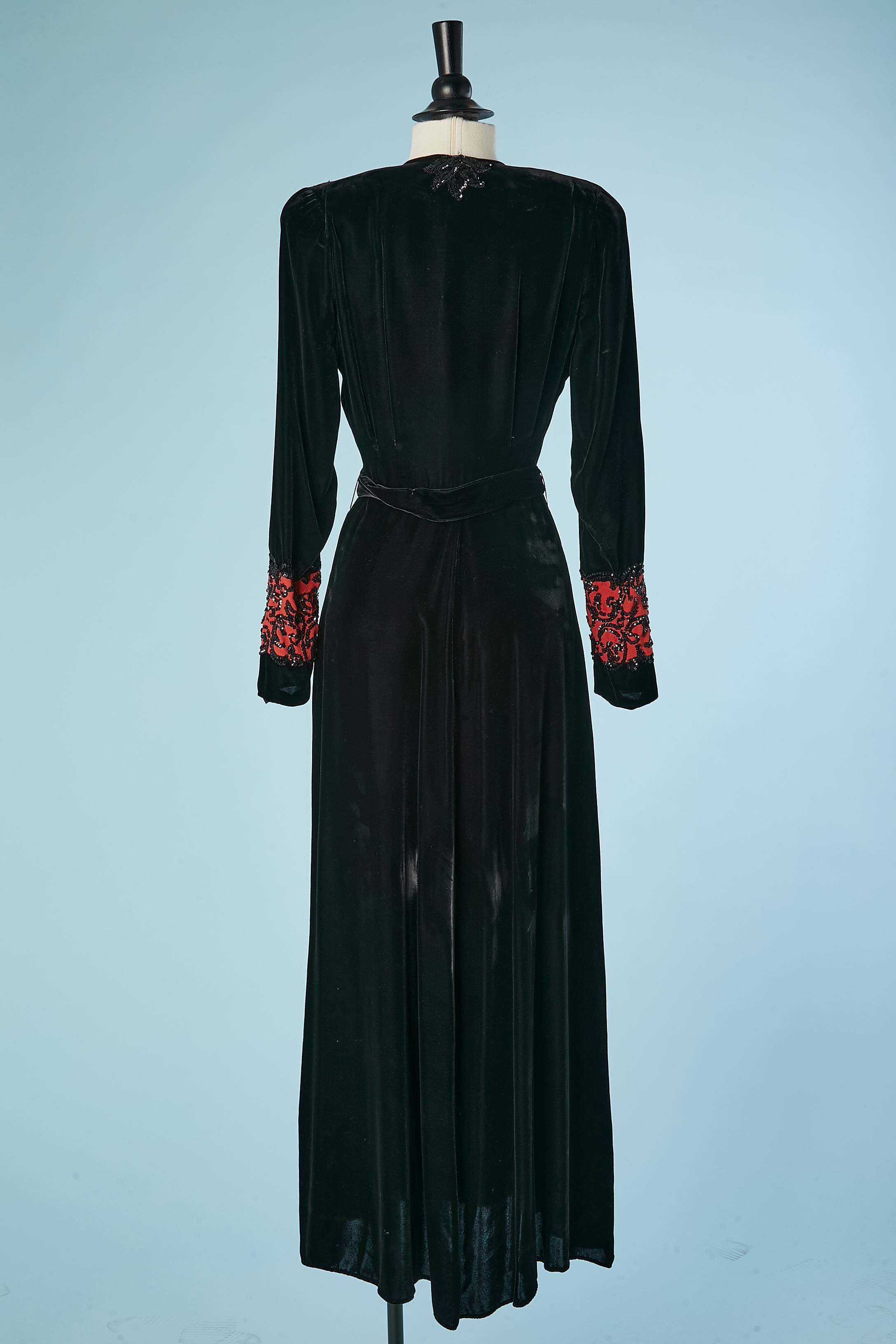 Robe du soir en velours noir et crêpe rouge, ornée de paillettes Circa 1930 Pour femmes en vente