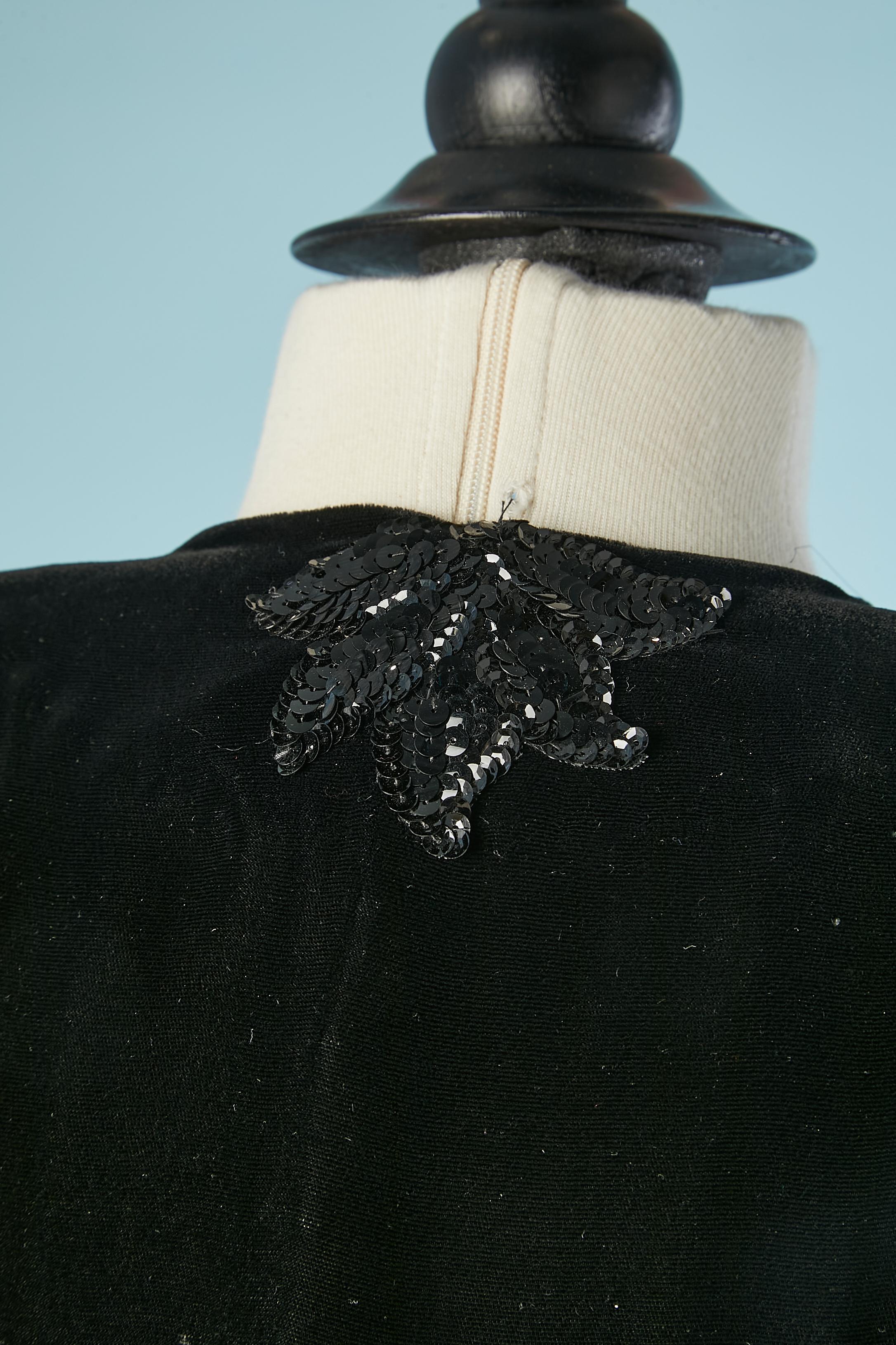 Robe du soir en velours noir et crêpe rouge, ornée de paillettes Circa 1930 en vente 1