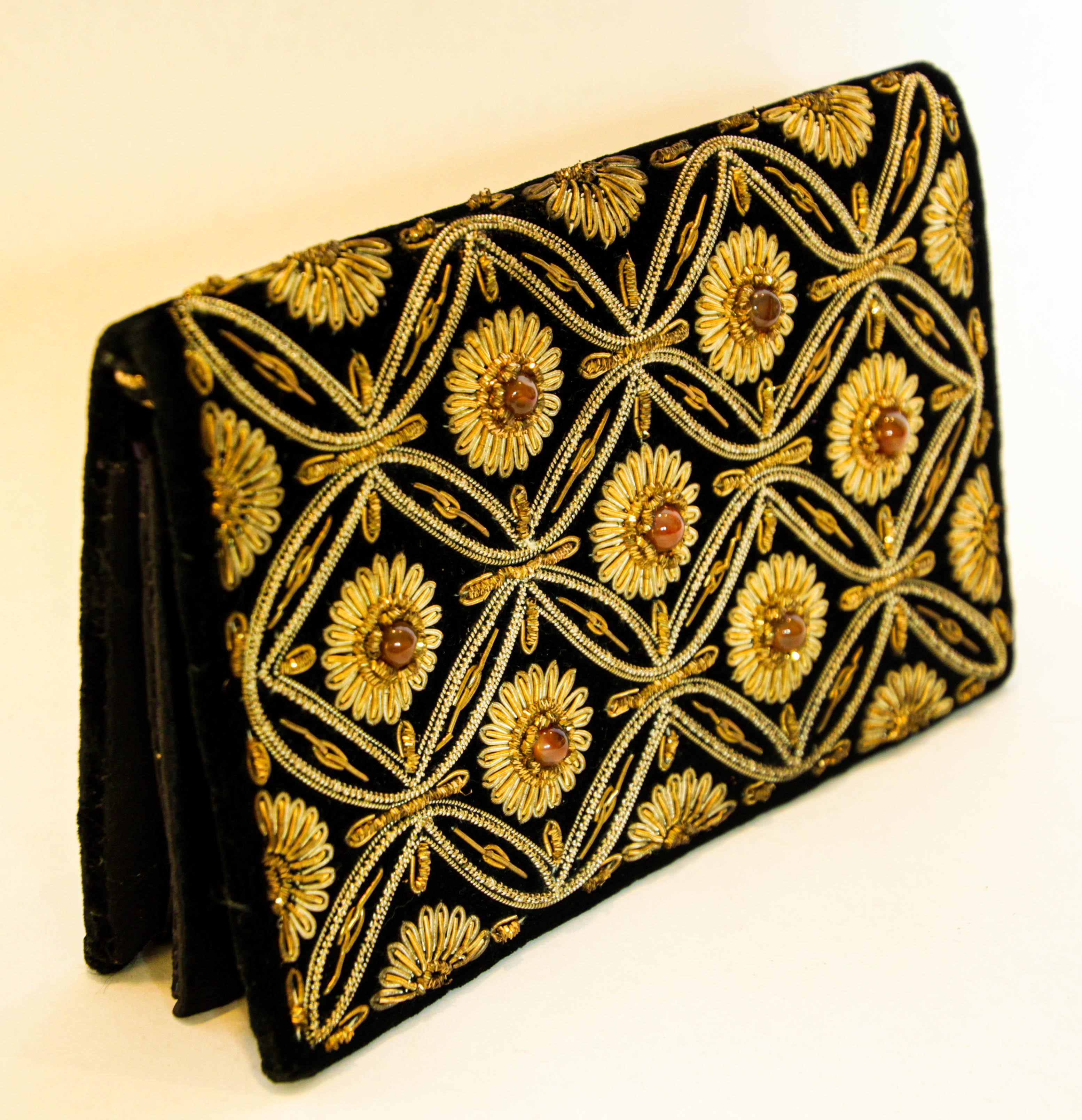 Vintage 1960s Zardozi Zari gemstone clutch.
Beautiful 1960s Zardozi Zari gem-set black velvet and silk embroidered with beads evening jeweled luxury purse.
The silk velvet rectangular bag, embroidered with a quatrefoil lattice design in gold and