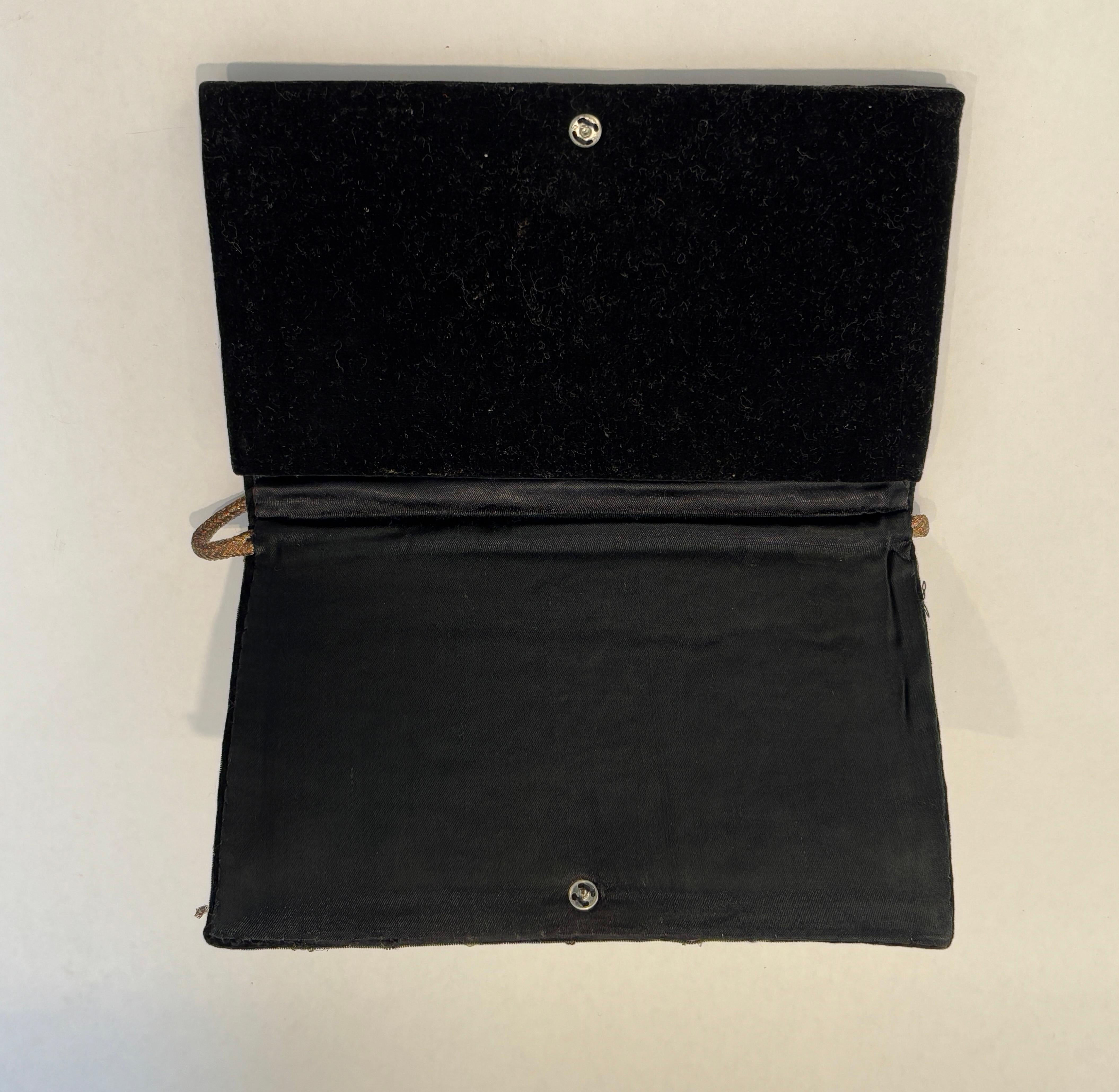 Black Velvet and Silk Embroidered 1960s Zardozi Zari Gemstone Clutch India In Good Condition For Sale In North Hollywood, CA