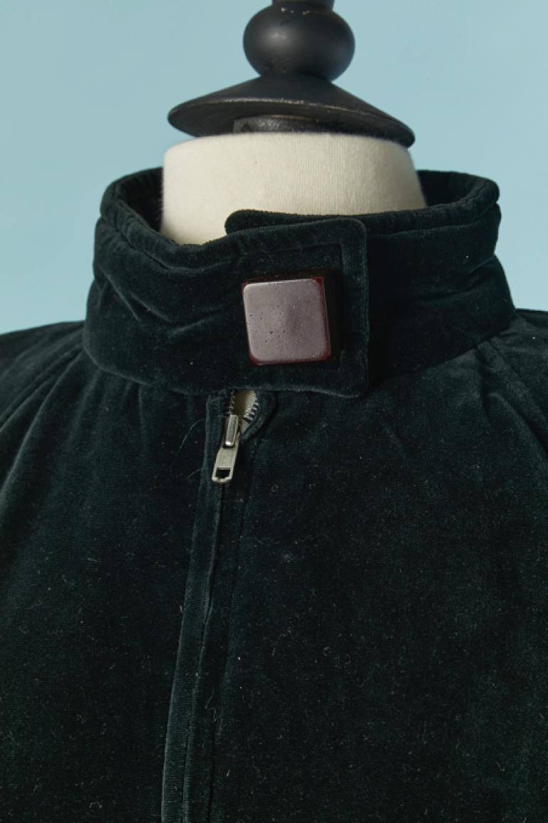 Terciopelo negro  y chaqueta de tul rígido. Sin etiqueta de composición del tejido. Manga ranglán. Cierre con cremallera en la parte delantera central + 2 broches cubiertos con cabujones cuadrados. 
Bolsillo en ambos lados.
TALLA M 