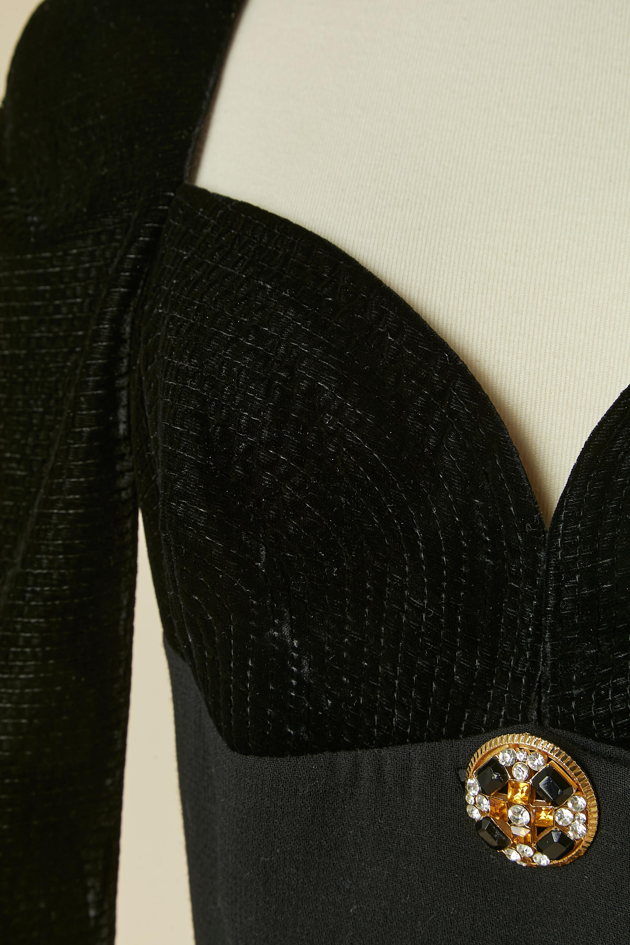 Nero Abito da cocktail in velluto nero e lana con bottone gioiello Gianni Versace Couture in vendita