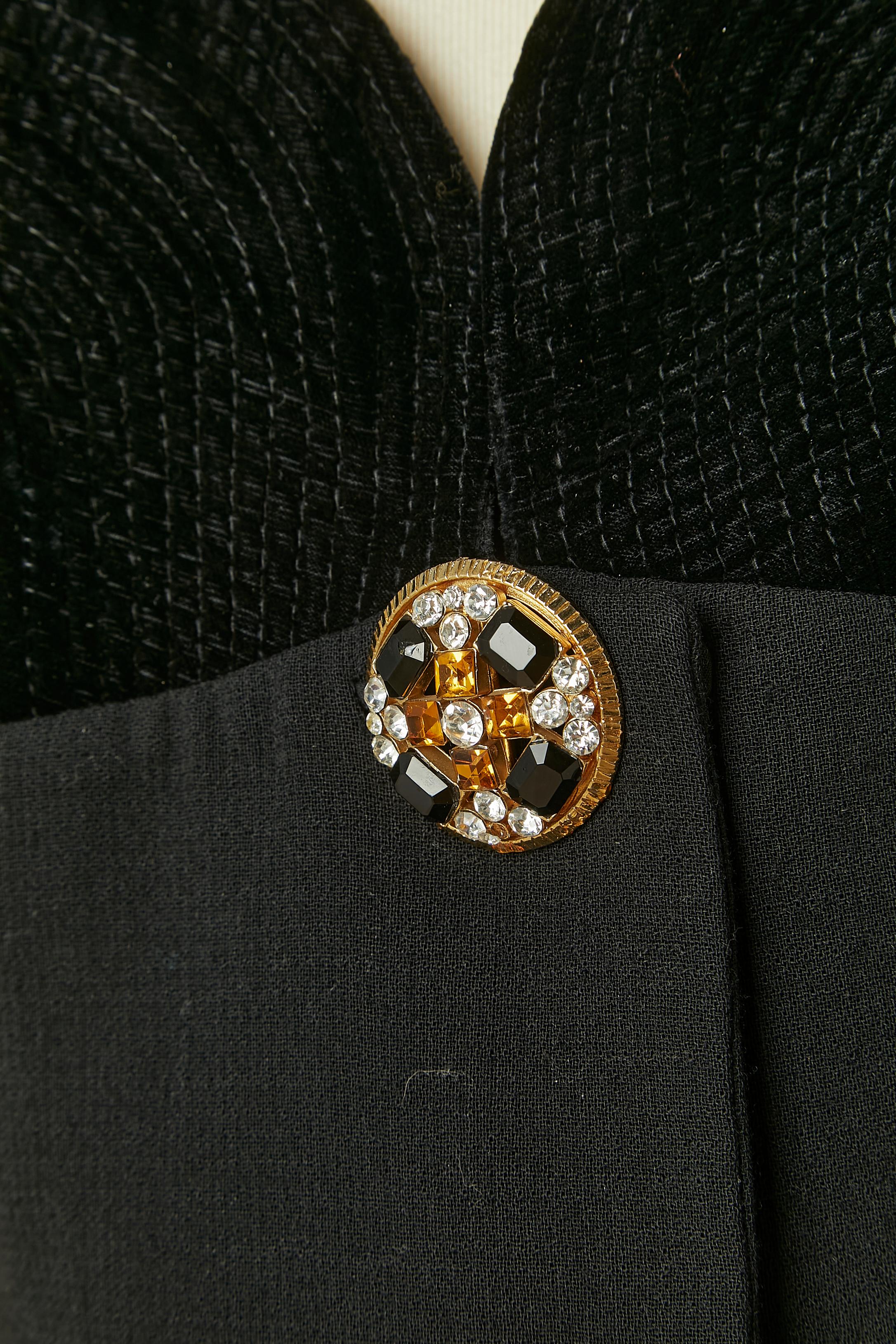 Abito da cocktail in velluto nero e lana con bottone gioiello Gianni Versace Couture in vendita 1