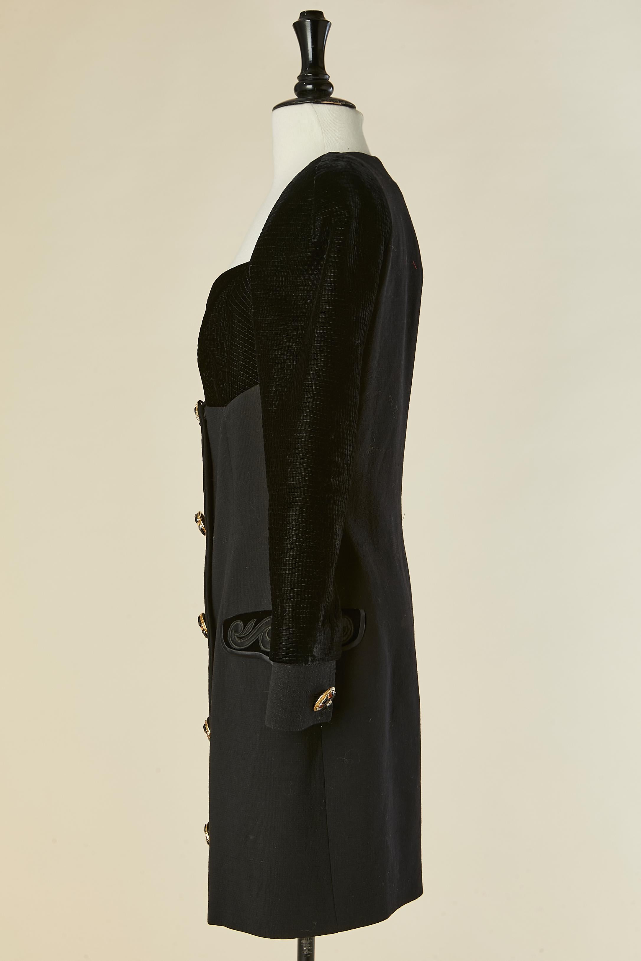 Abito da cocktail in velluto nero e lana con bottone gioiello Gianni Versace Couture in vendita 2