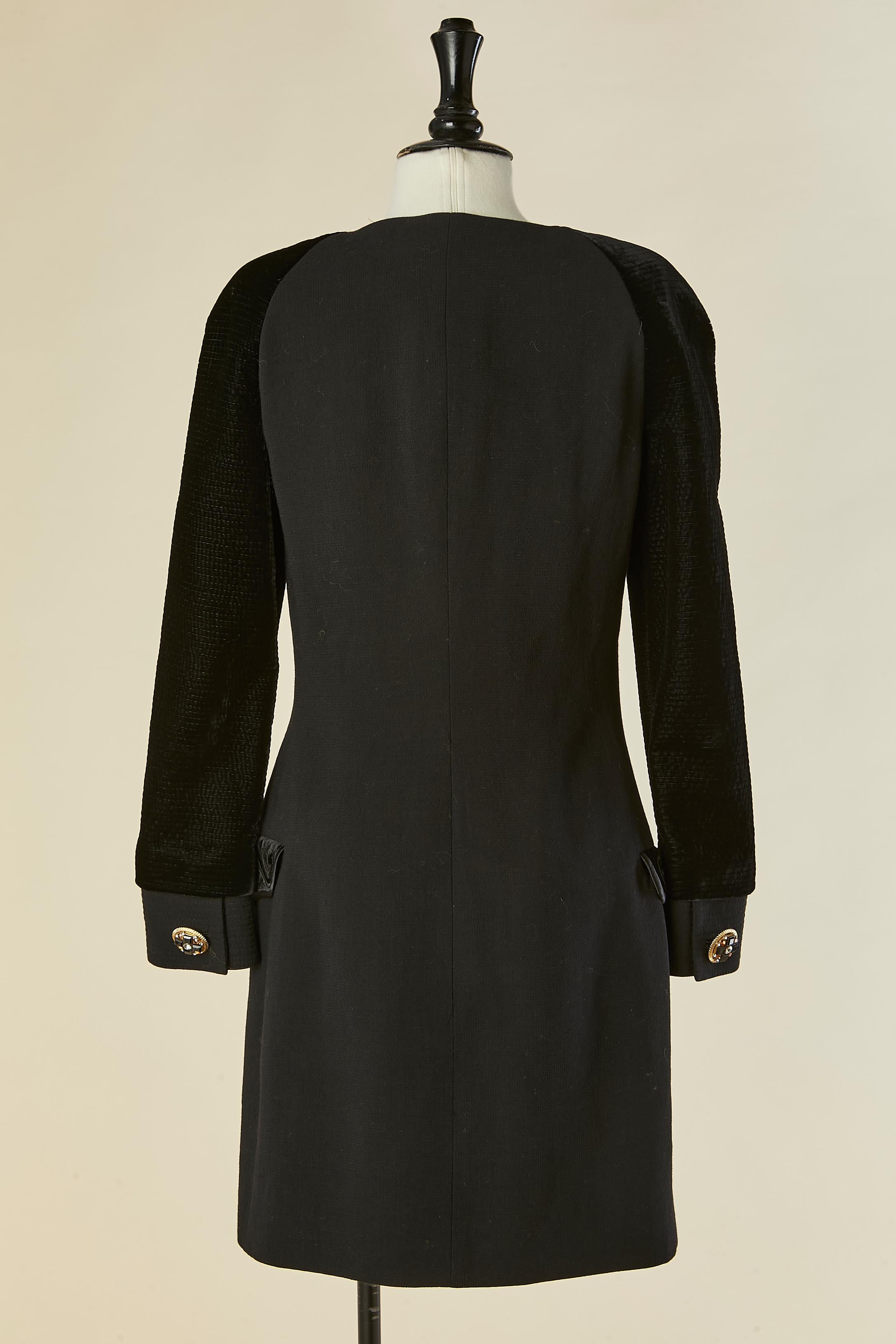 Abito da cocktail in velluto nero e lana con bottone gioiello Gianni Versace Couture in vendita 3