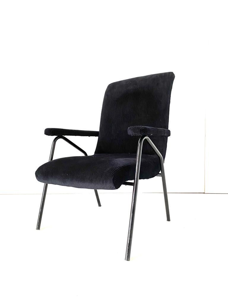 A fine vintage black velvet armchair from the 1960s. Tubular curved structure with elegant velvet cover. Manufactured in Italy. In very good conditions, only few signs of time.