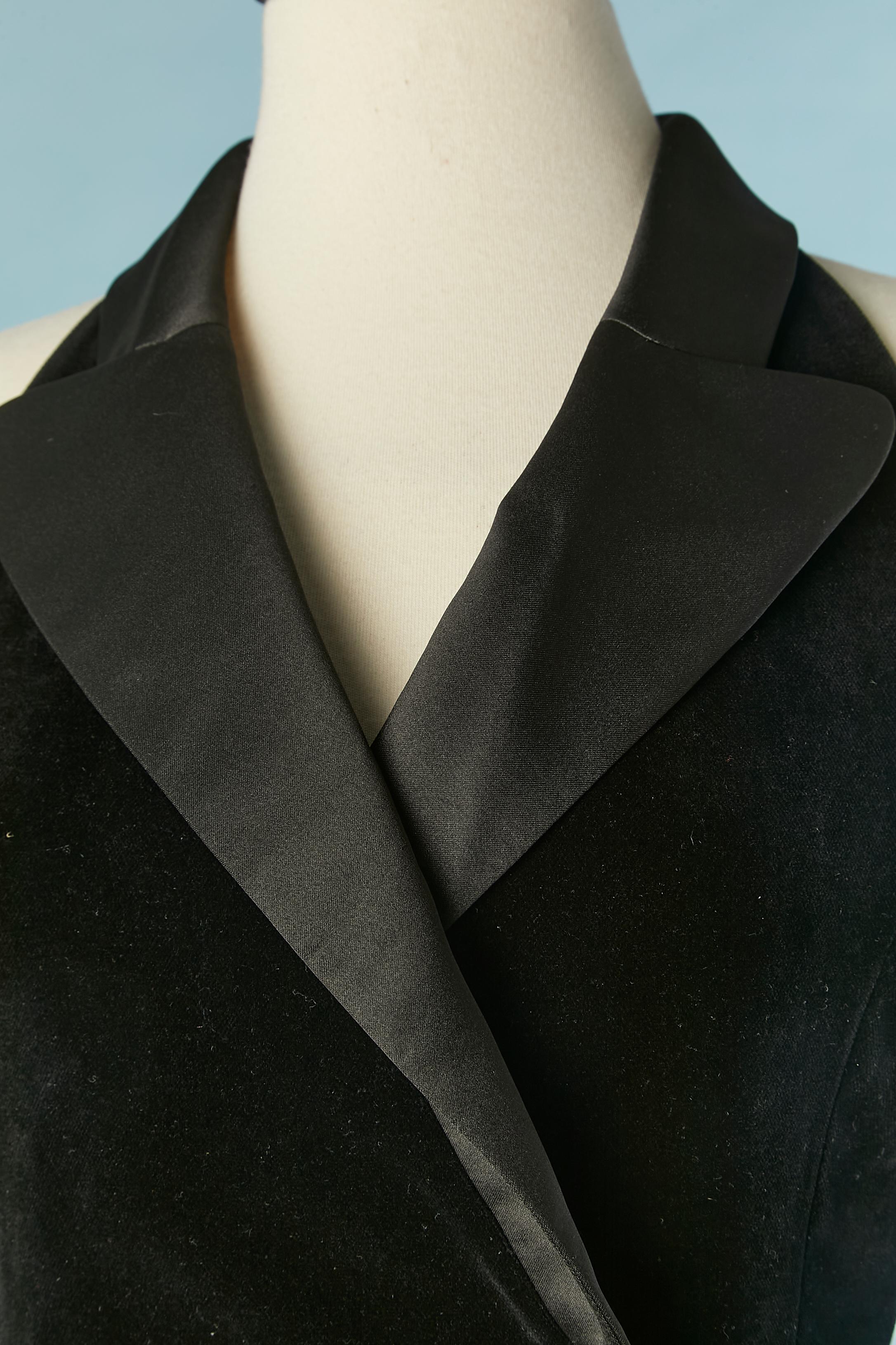 Black velvet backless tuxedo cocktail dress. Velvet composition : 100% cotton. Lining: polyester. Double breasted . One extra button provided. Double lay ( satin and velvet ) ruffle around the waist. 
SIZE M 